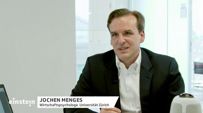 Jochen Menges speaking to SFR host Kathrin Hönegger as part of a TV segment.