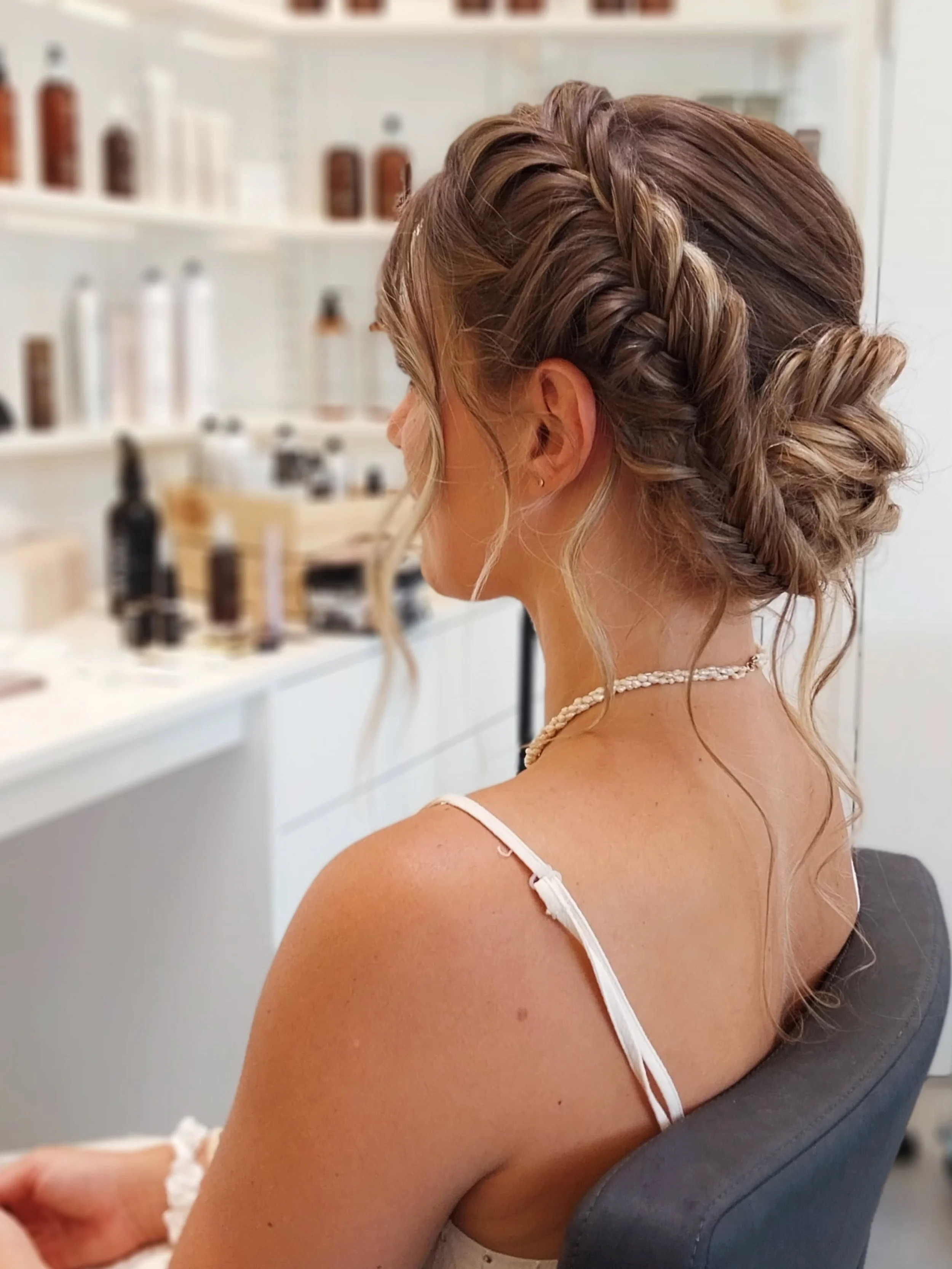 Never underestimate how the right Braid can make you feel in your wedding updo! 🐚 💍👰🏼&zwj;♀️
A romantic, jet modern and free spirited look for this pretty Bride! 
Congratuliations dear! 🤍
&bull;
&bull;
&bull;
#bridalstylistz&uuml;rich #bridalhai