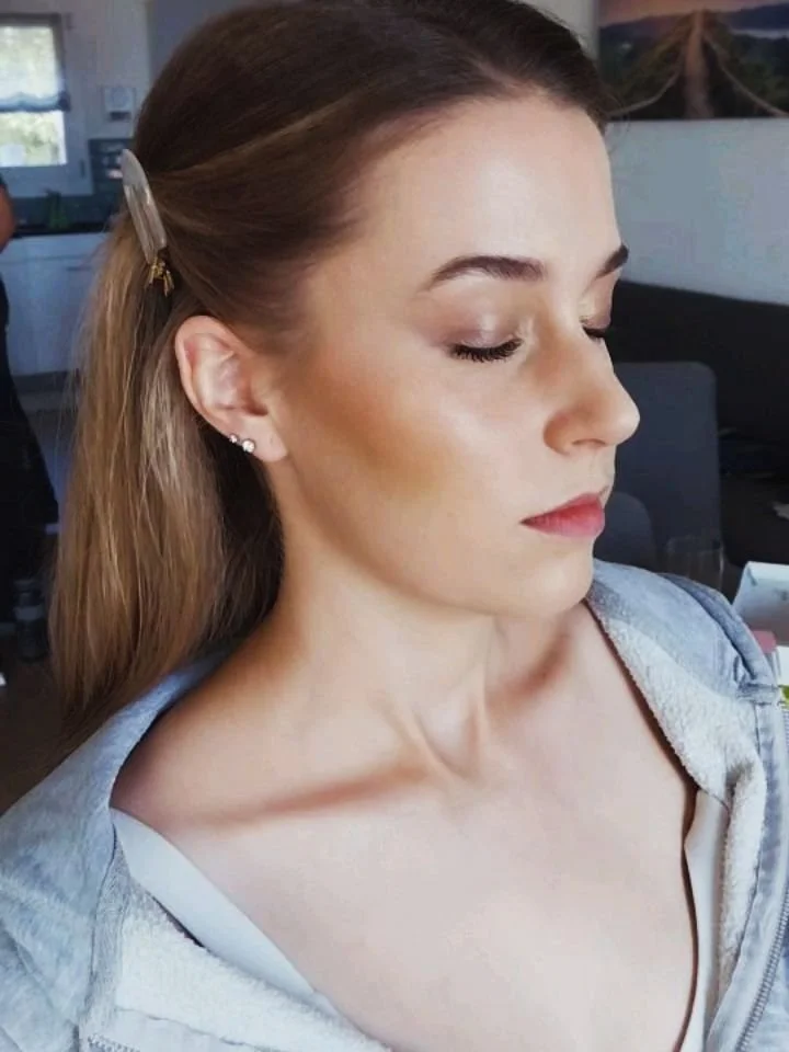 No Make-up Make-up for this lovely Bride! ✨️
A radiant Glow, soft blends and subtile shimmer made her feel very natural and "still herself!"
&bull;
&bull;
&bull;
#headlinehairbeauty #nomakeupmakeuplook #2026bride #onlocationstylist #natural