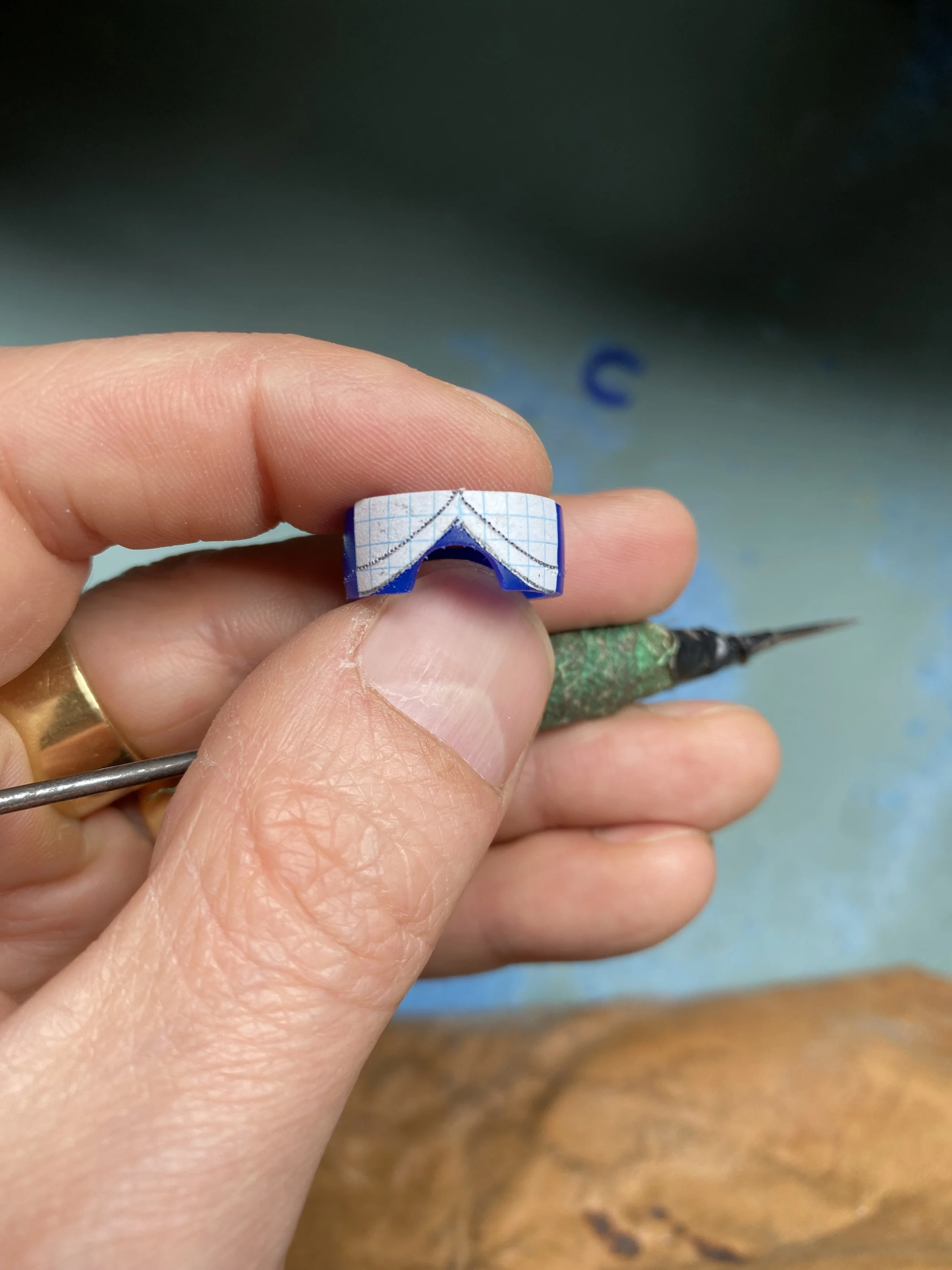 A change from Green wax to Blue in order to get some sharper edges when carving. I utilised the sides of a pear-shape from a drawing template to get the correct elegant curvature to the wishbone. 