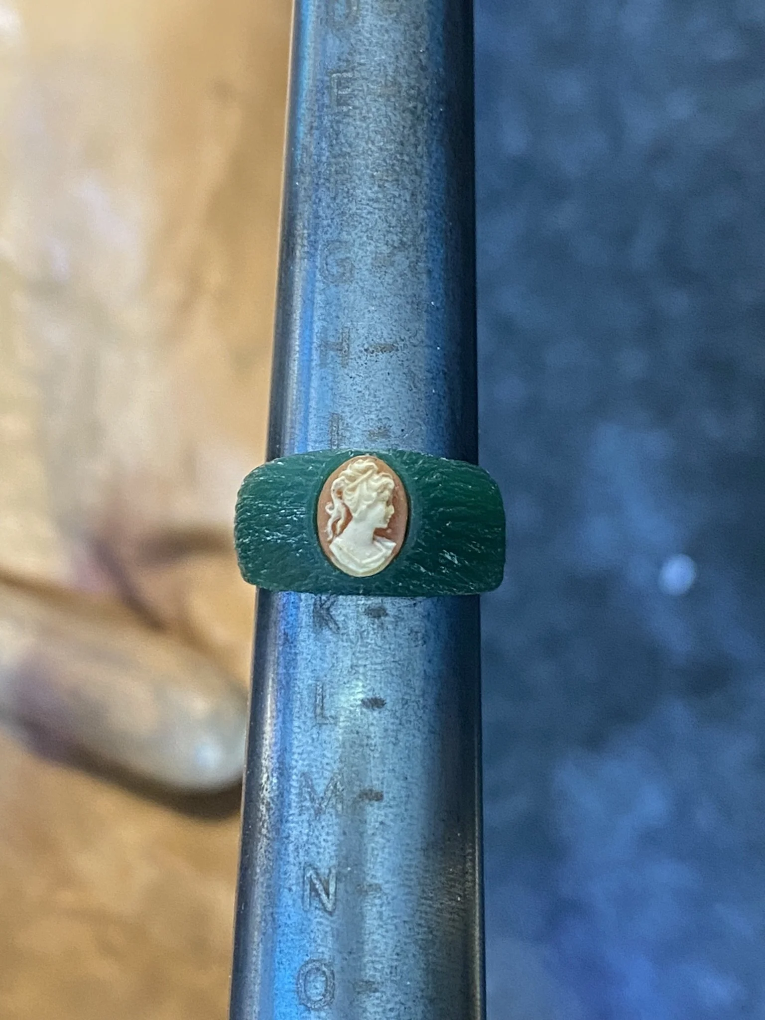 I decided to go with a 70's feel to this piece and add a bark-texture to the sides. 