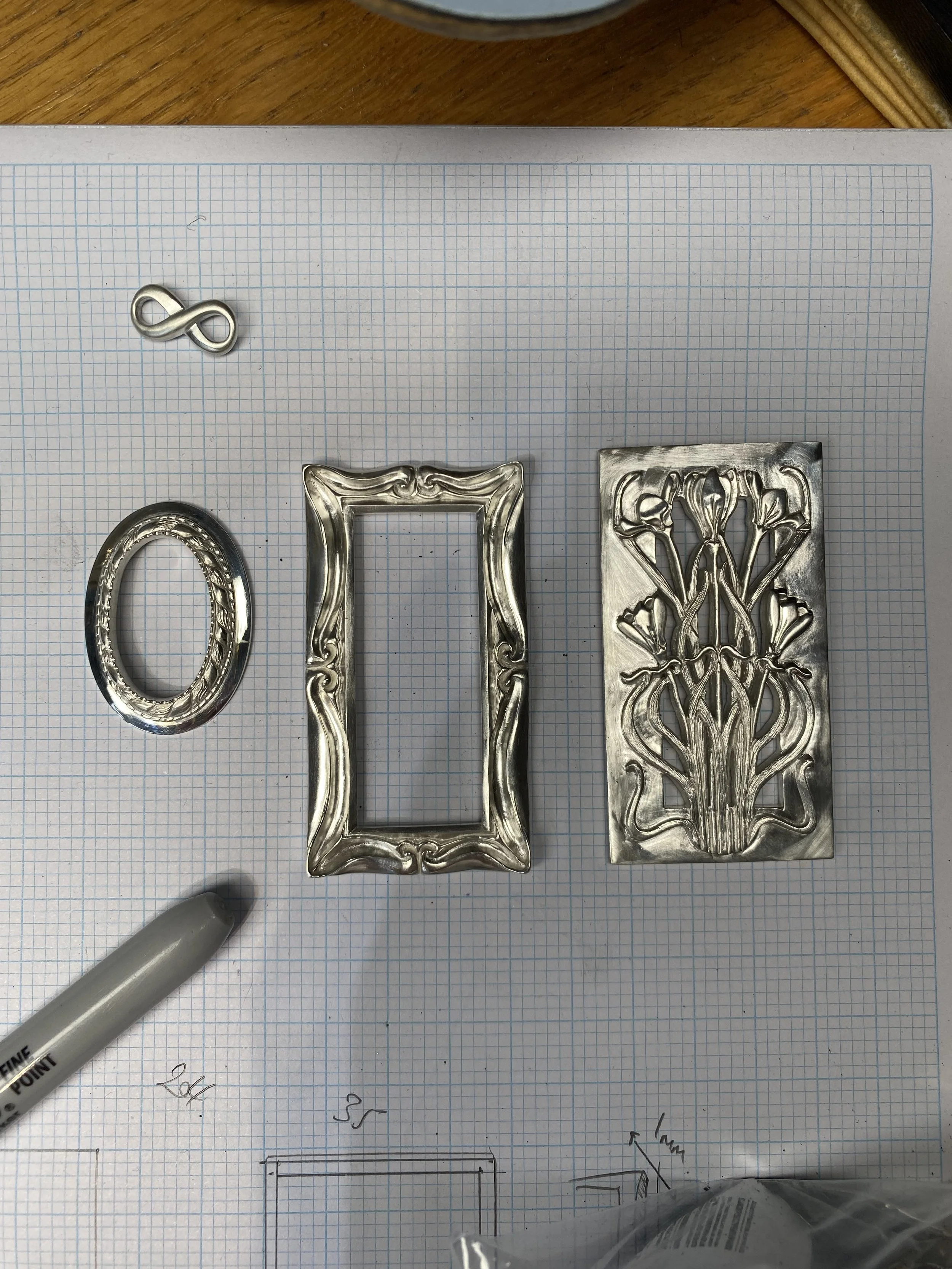 All safely delivered and beautiful castings returned! It's really nice when the director of the casting house calls you to comment how nice your carvings are! 

*sneak-peek at a 'figure of 8/eternity' link I am working on for a future bracelet and ne