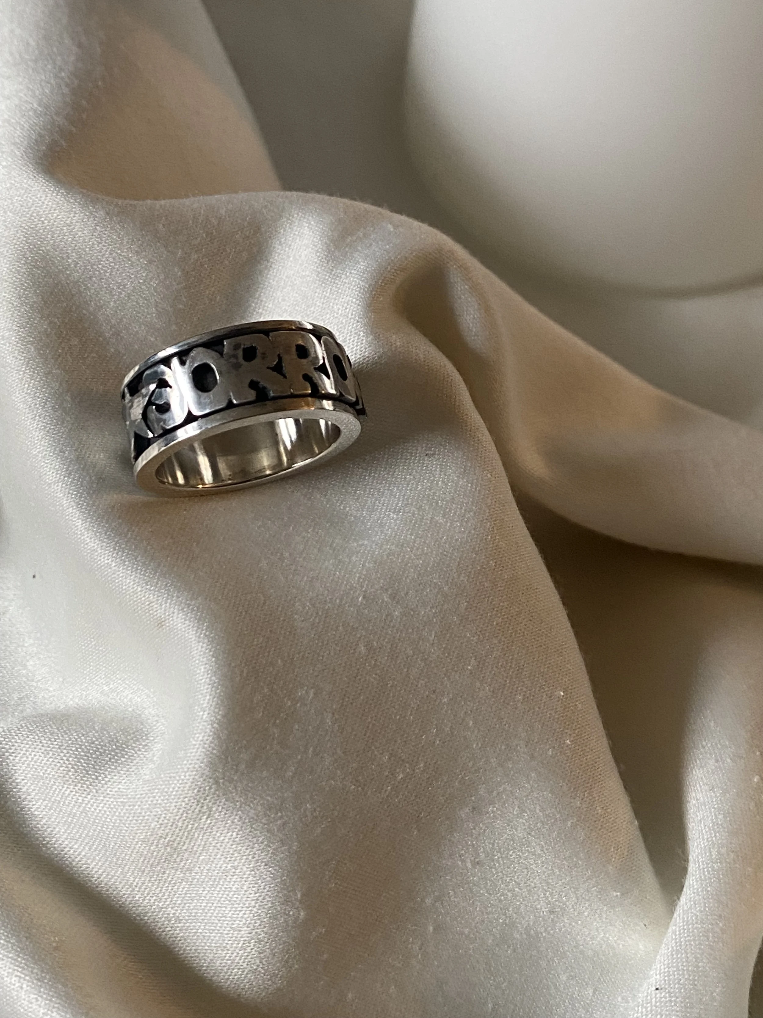 Final version of the 'One For Sorrow' spin ring in sterling (925) silver.