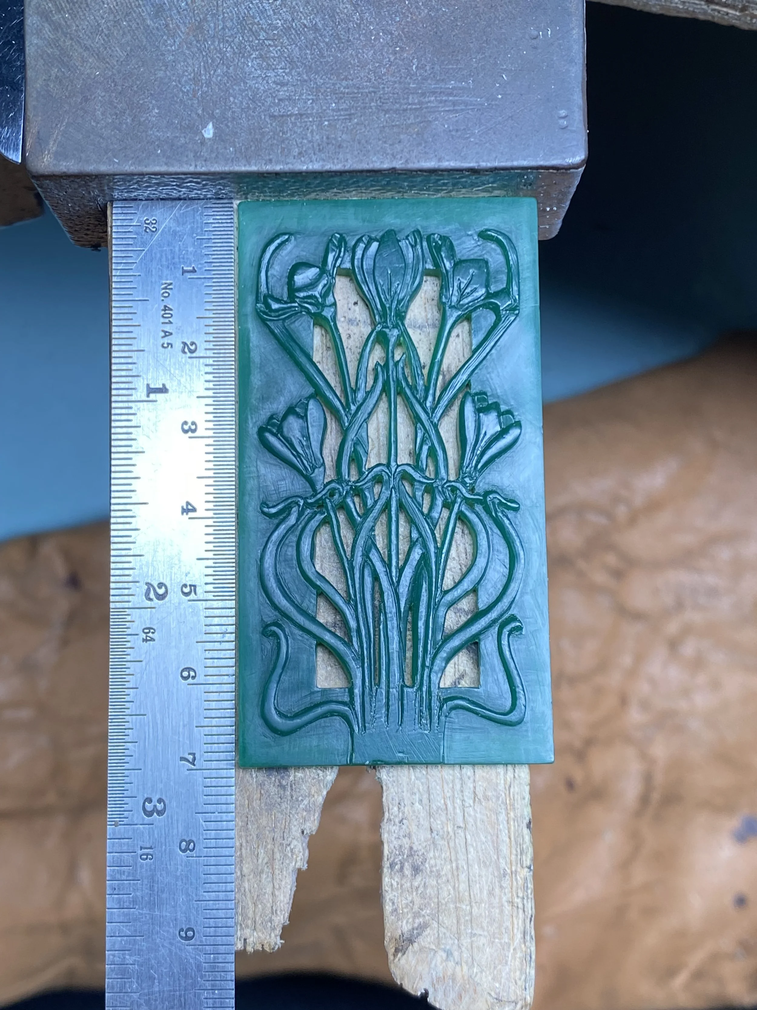 A rather large brooch at around 7cm! A real statement piece! 