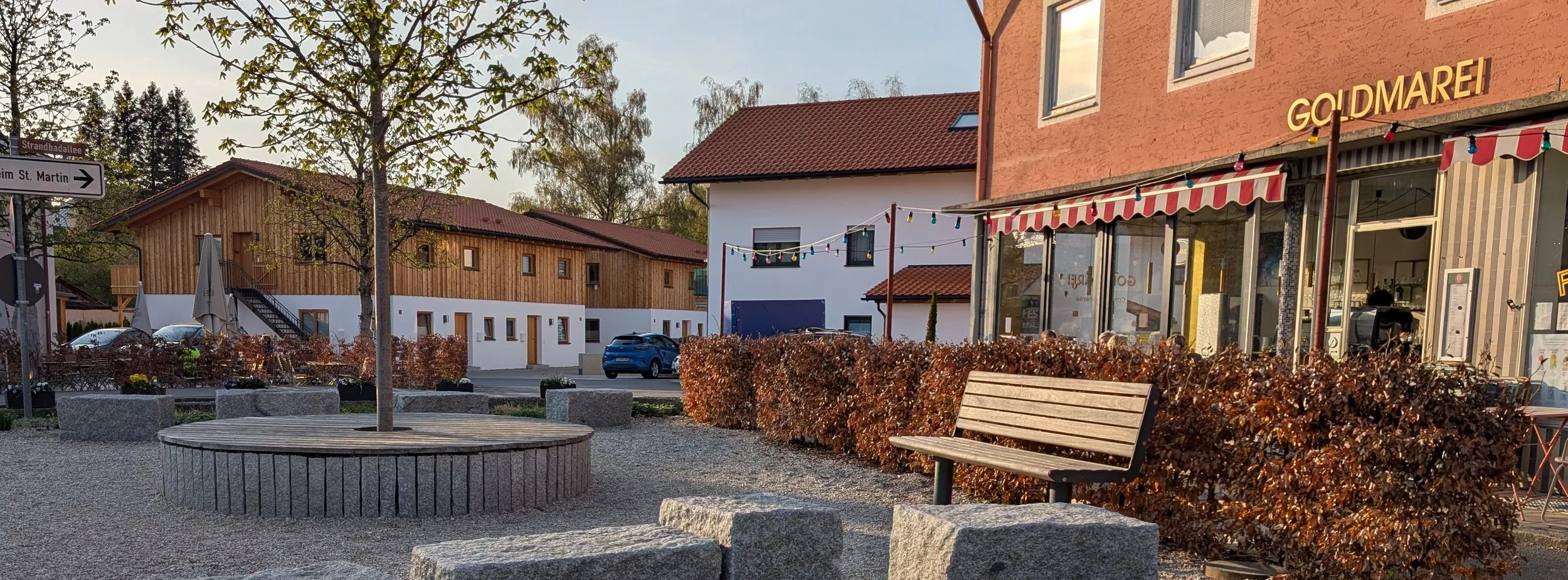 Platz vor dem Cafe Goldmarei, Rondell