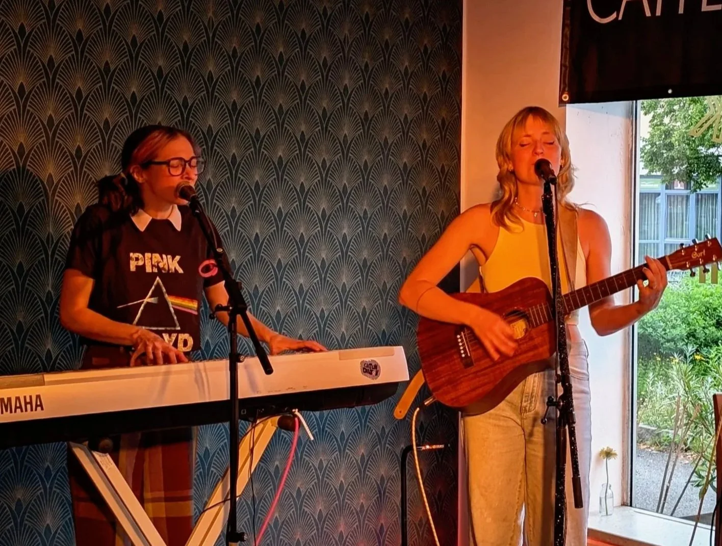 Feel-Good-Pop mit einer Sängerin und einer Pianistin spielen im Kulturcafe Goldmarei.