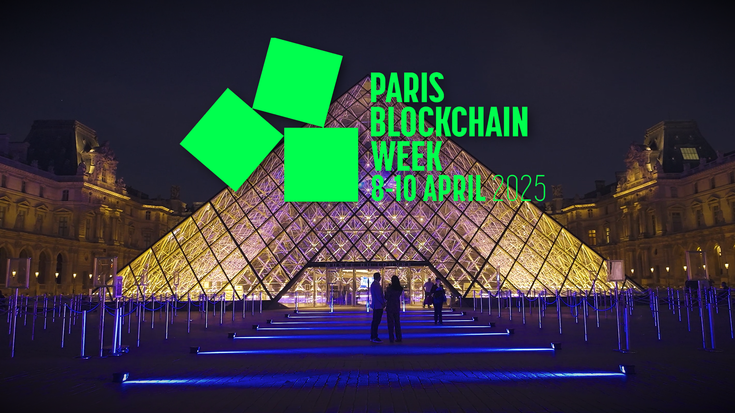 L'entrée en verre du musée du Louvre illuminée la nuit avec des gens devant. Texte en vert annonçant Paris Blockchain Week du 8 au 10 avril 2025.