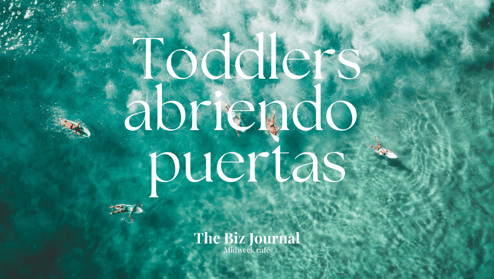 Toddlers abriendo puertas