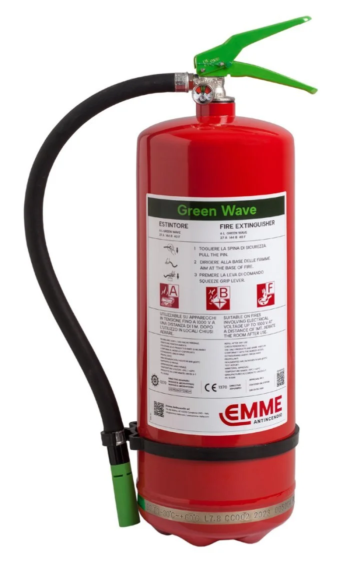 Estintore rosso con manico verde, etichetta con istruzioni e logo EMME Antincendio.
