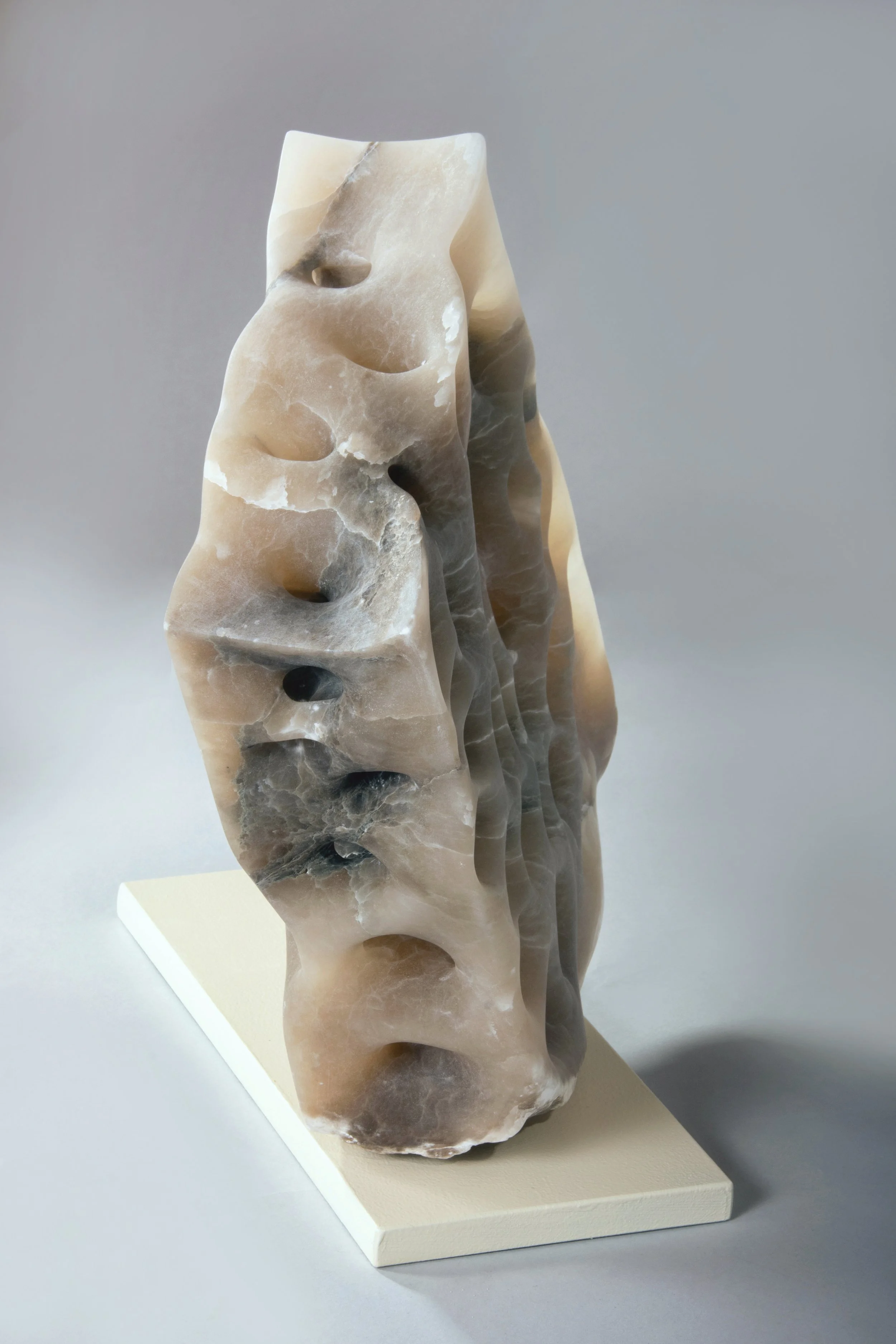 TOLERANZ - Alabaster, lackierter Stahl  30 x 25 x 8 cm (27 x 13 x 1,5 cm)