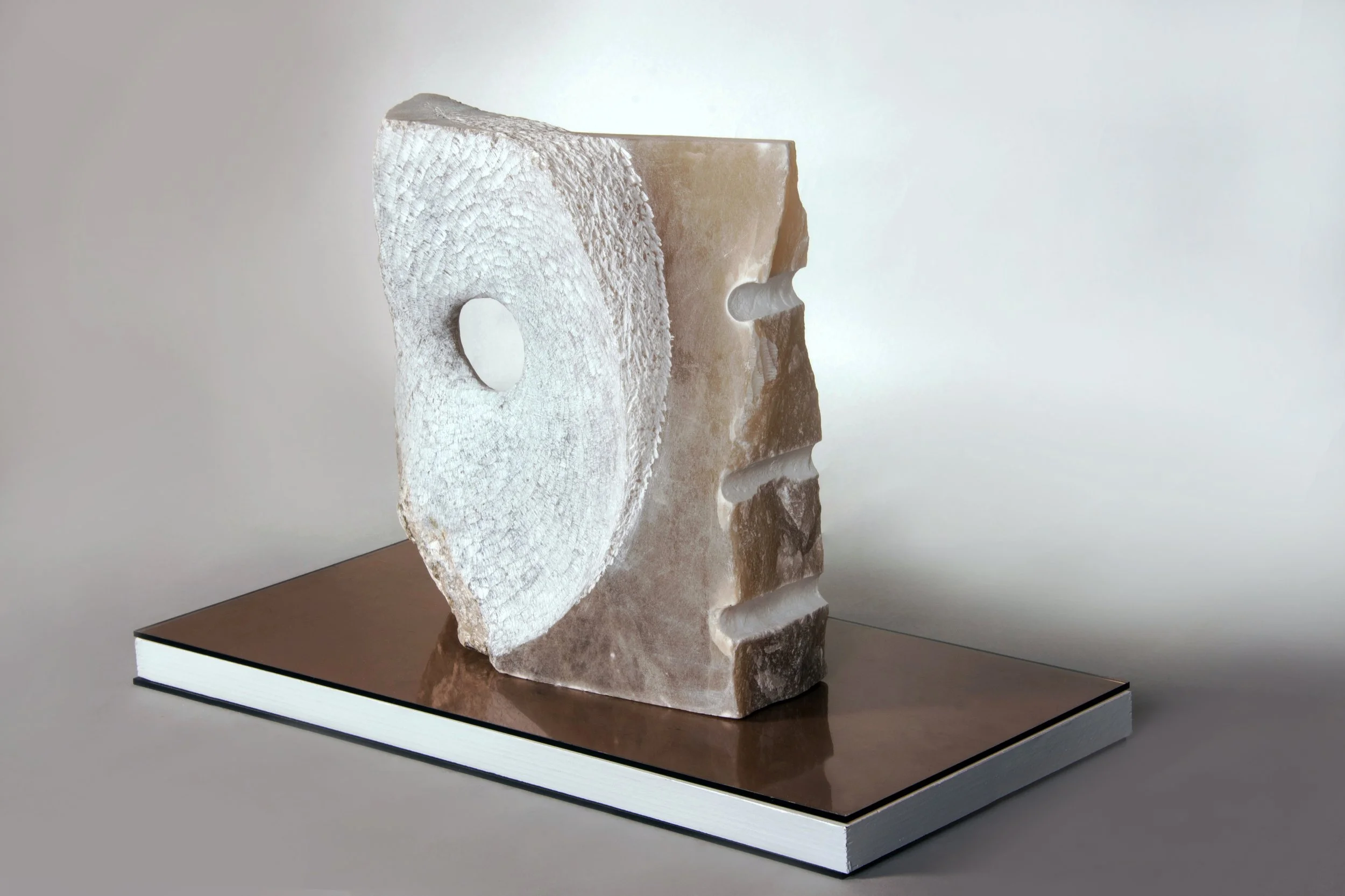 GEBURT - Alabaster, Plexiglas, Holz lackiert  28 x 26 x 11 cm (45 x 21 x 2,5 cm)