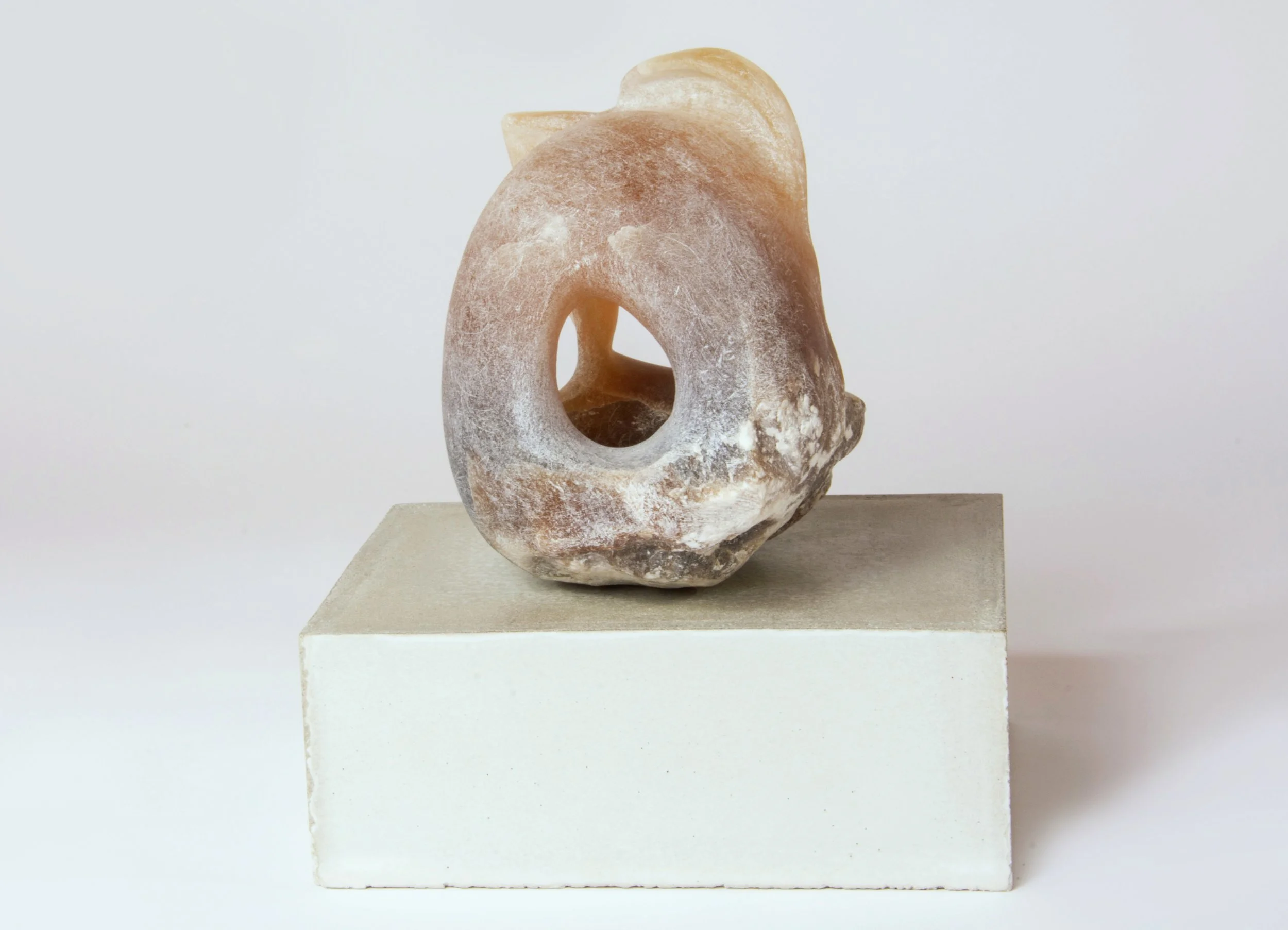 HINGABE - Alabaster, Betonsockel  17 x 10 x 13 cm (16 x 14 x 6 cm)