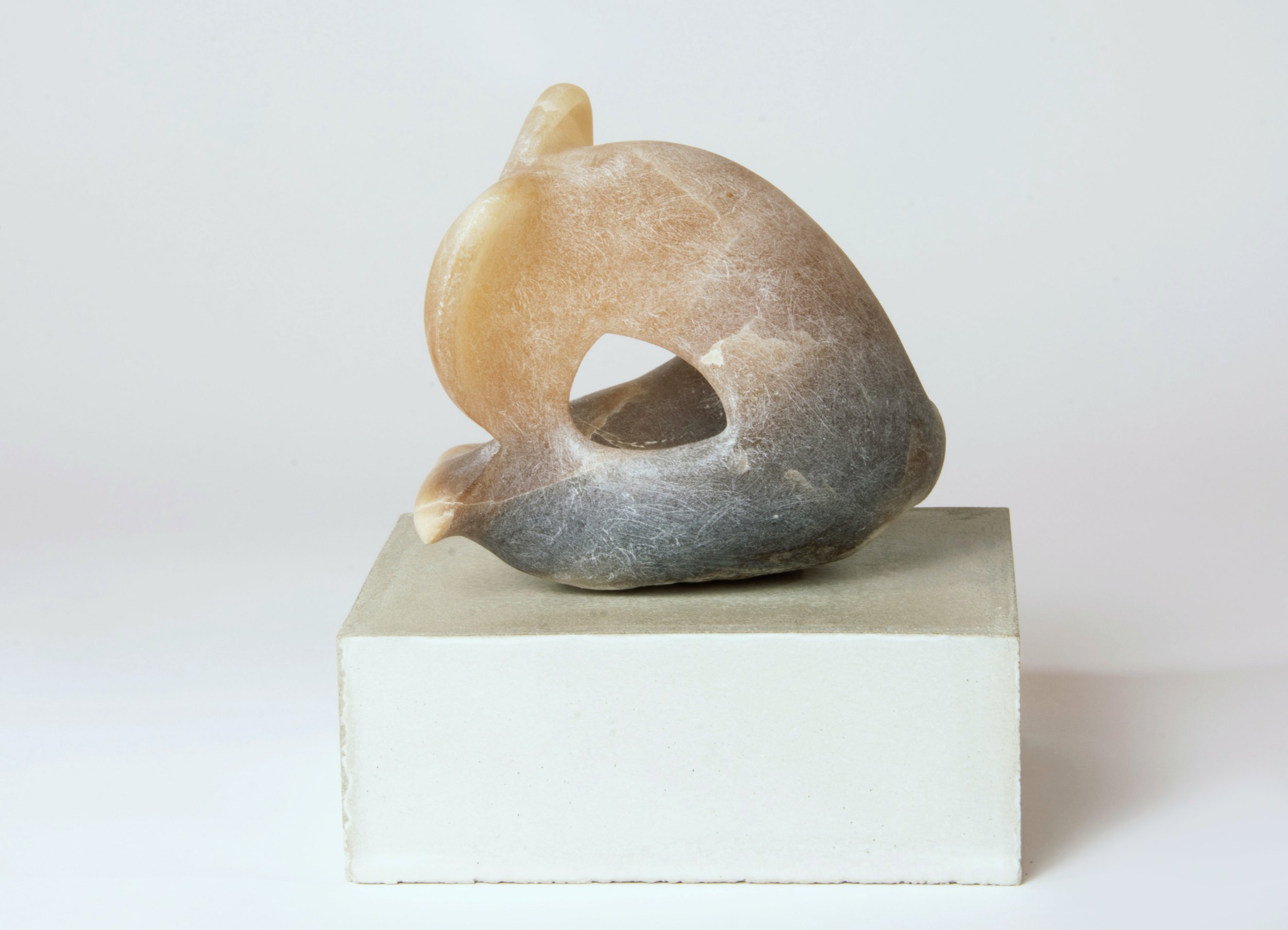 HINGABE - Alabaster, Betonsockel  17 x 10 x 13 cm (16 x 14 x 6 cm)