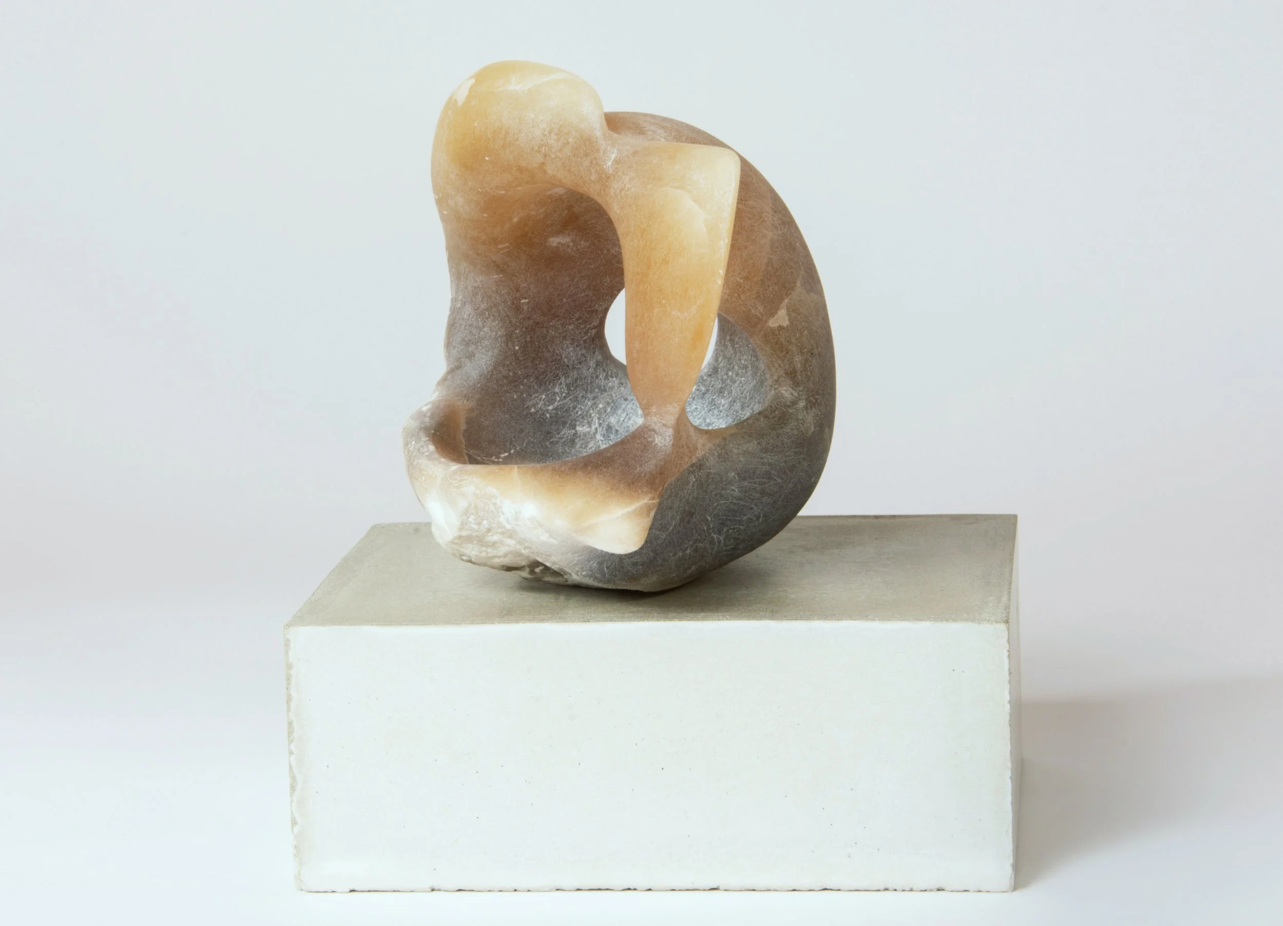 HINGABE - Alabaster, Betonsockel  17 x 10 x 13 cm (16 x 14 x 6 cm)