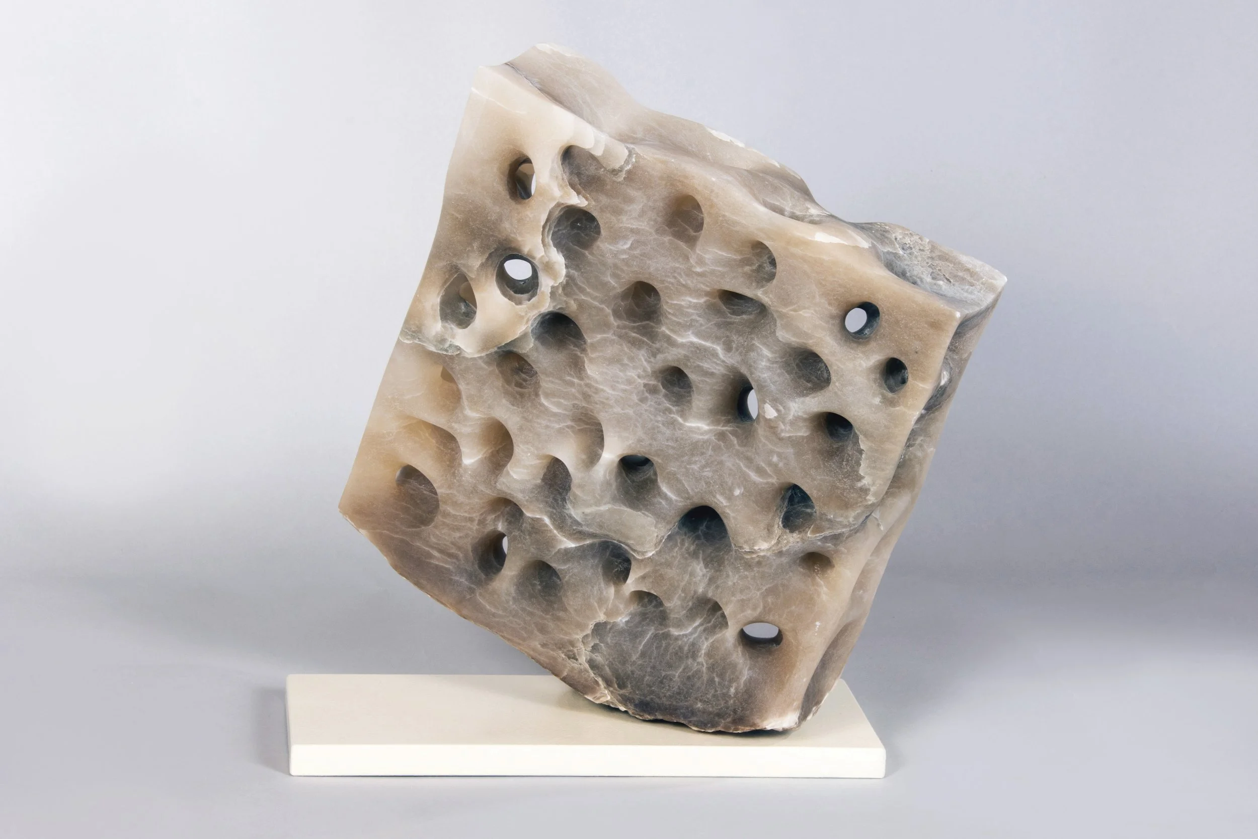 TOLERANZ - Alabaster, lackierter Stahl  30 x 25 x 8 cm (27 x 13 x 1,5 cm)