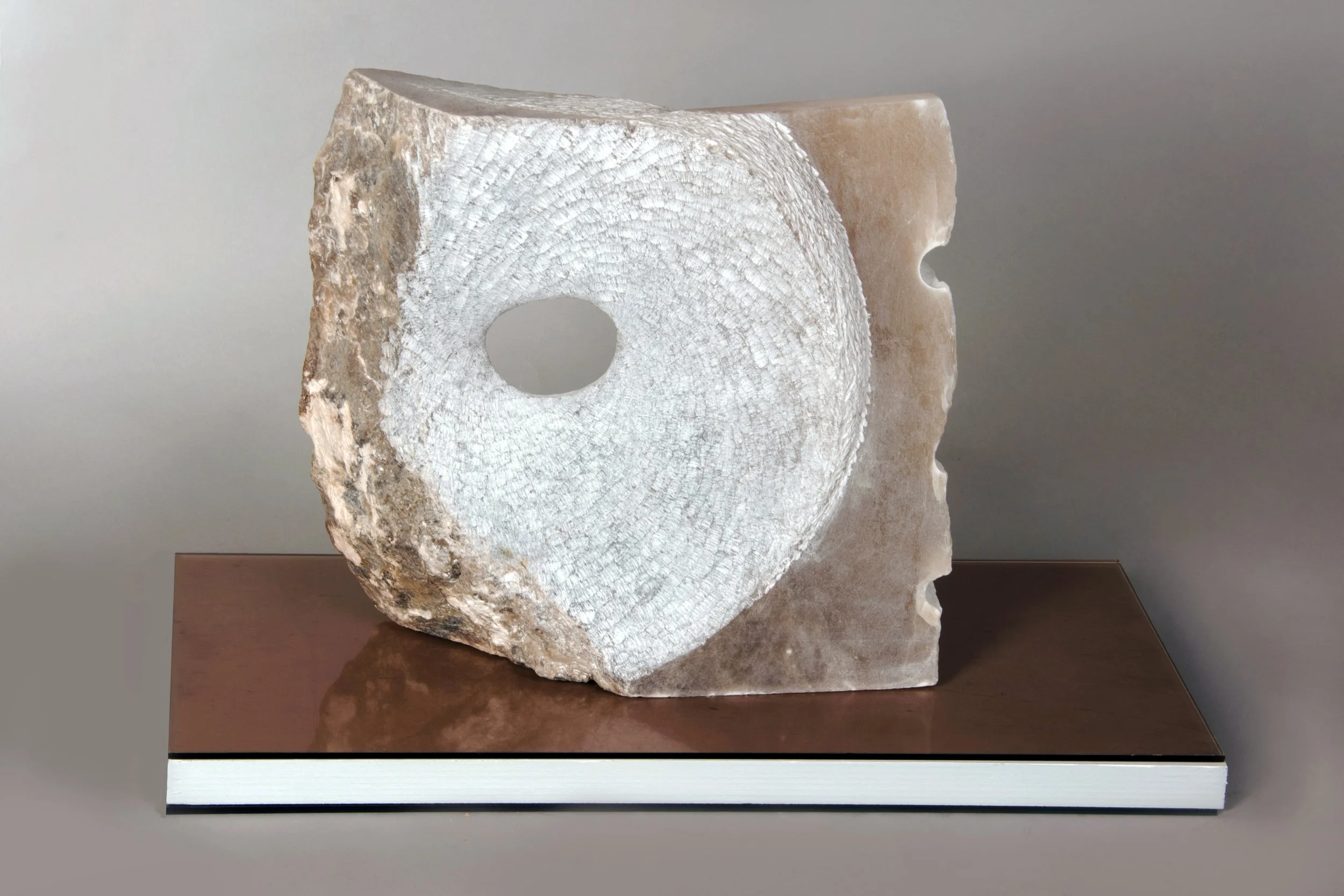 GEBURT - Alabaster, Plexiglas, Holz lackiert  28 x 26 x 11 cm (45 x 21 x 2,5 cm)