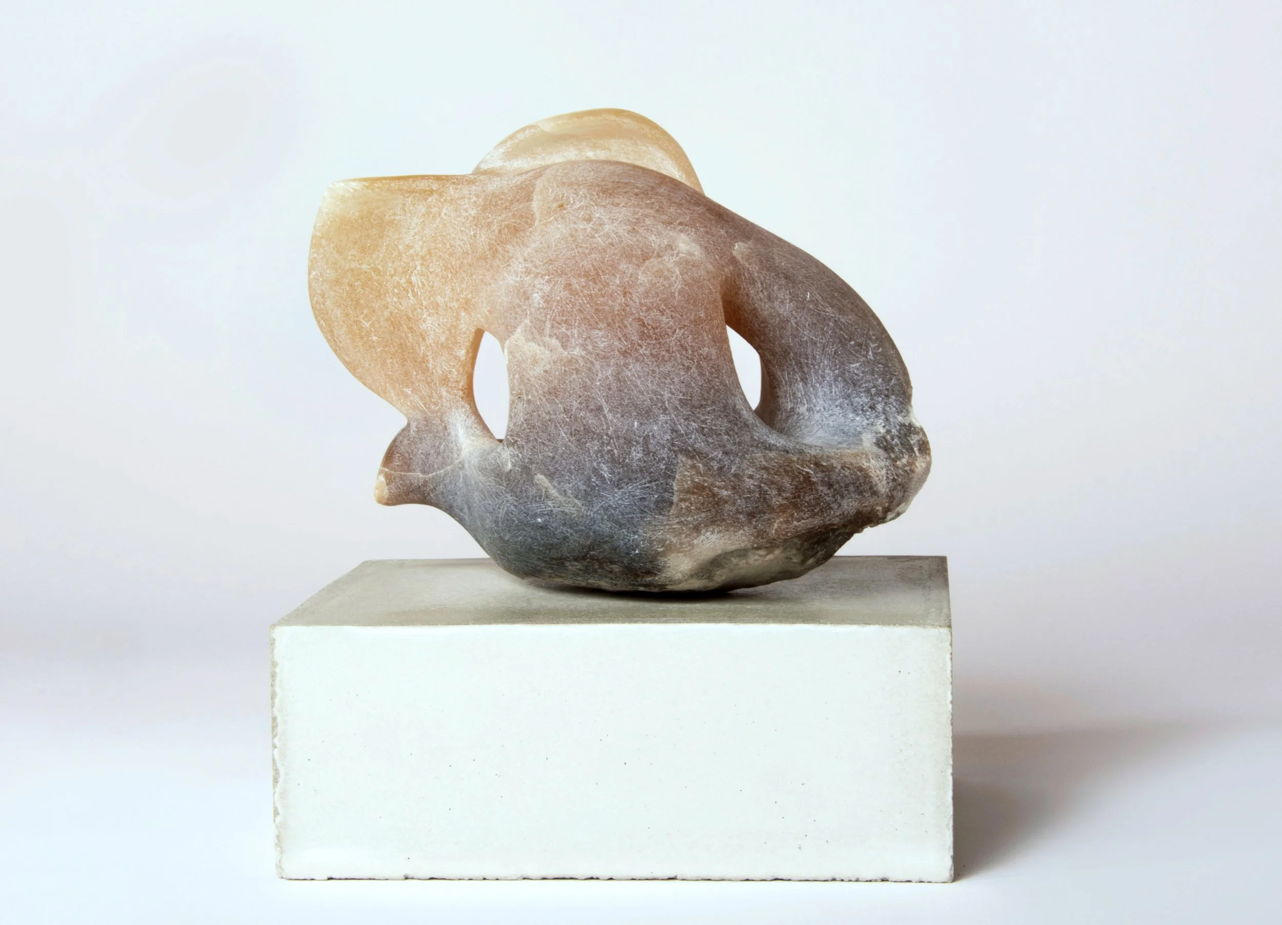HINGABE - Alabaster, Betonsockel  17 x 10 x 13 cm (16 x 14 x 6 cm)
