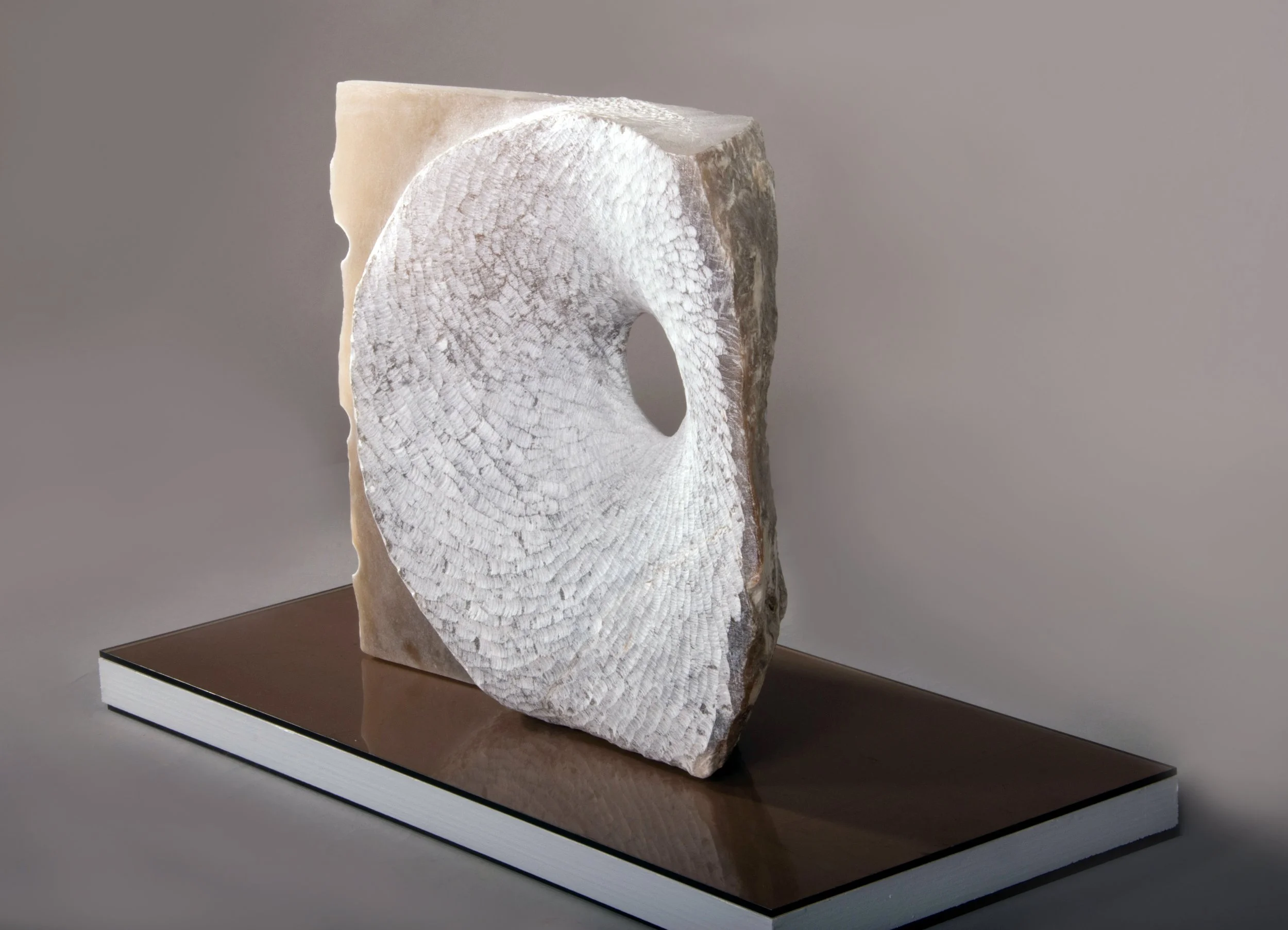 GEBURT - Alabaster, Plexiglas, Holz lackiert  28 x 26 x 11 cm (45 x 21 x 2,5 cm)