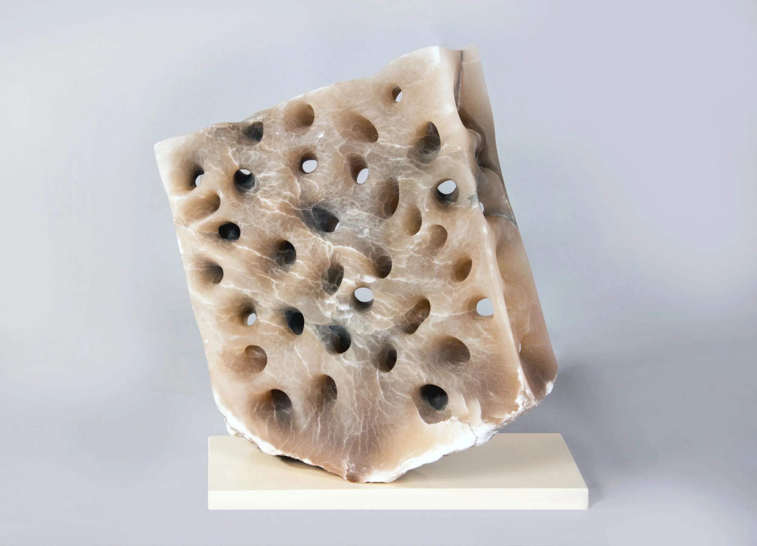 TOLERANZ - Alabaster, lackierter Stahl  30 x 25 x 8 cm (27 x 13 x 1,5 cm)