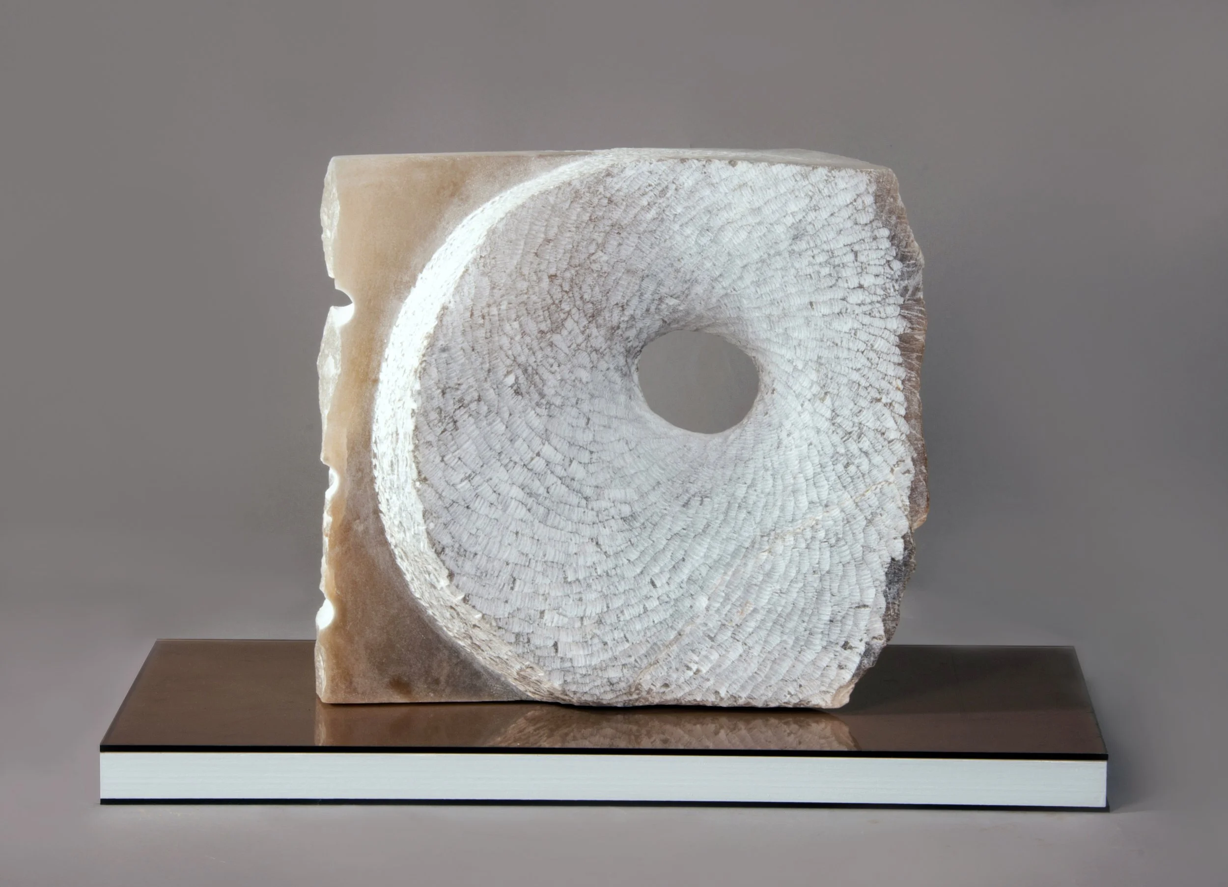 GEBURT - Alabaster, Plexiglas, Holz lackiert  28 x 26 x 11 cm (45 x 21 x 2,5 cm)