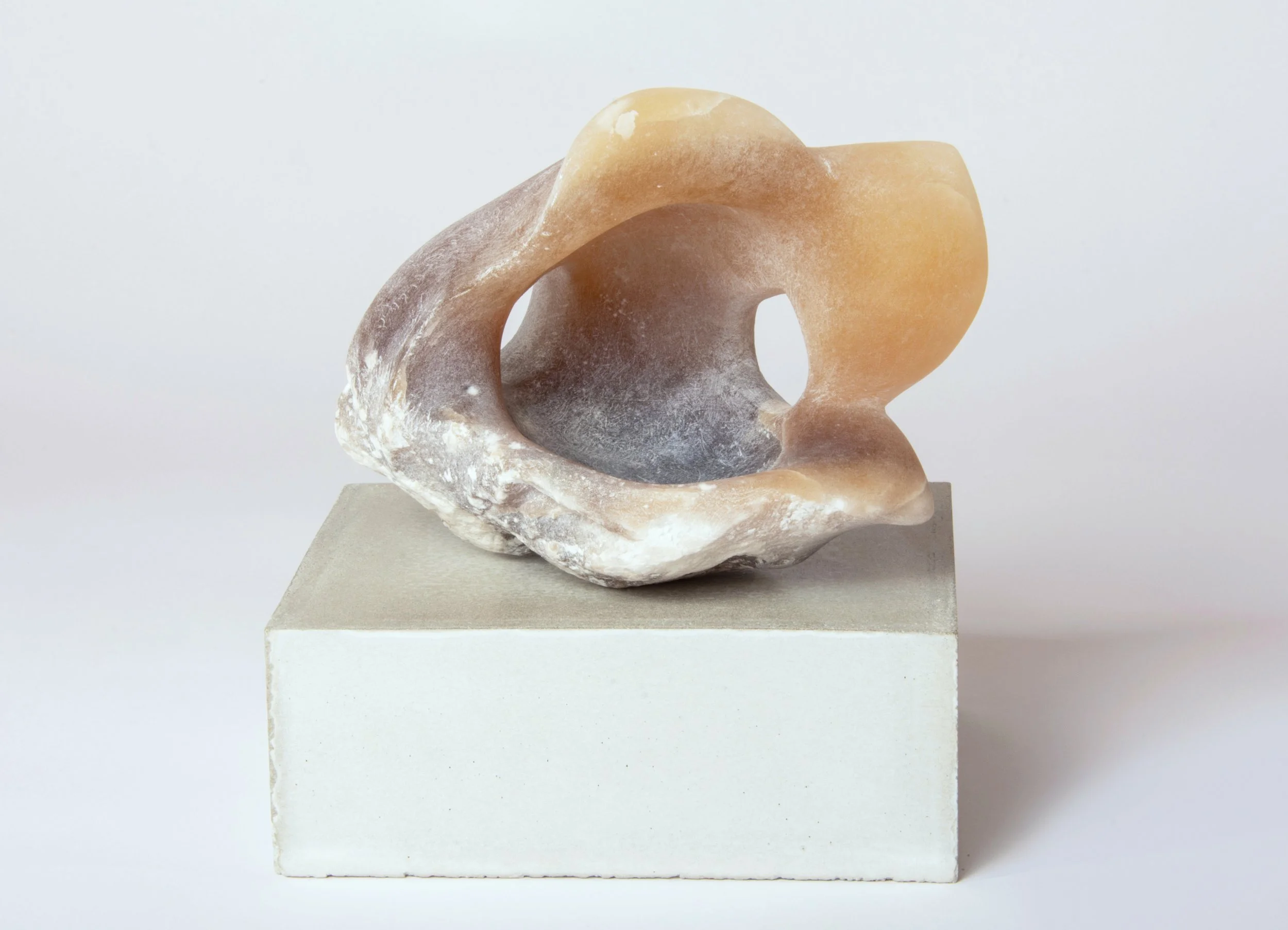 HINGABE - Alabaster, Betonsockel  17 x 10 x 13 cm (16 x 14 x 6 cm)