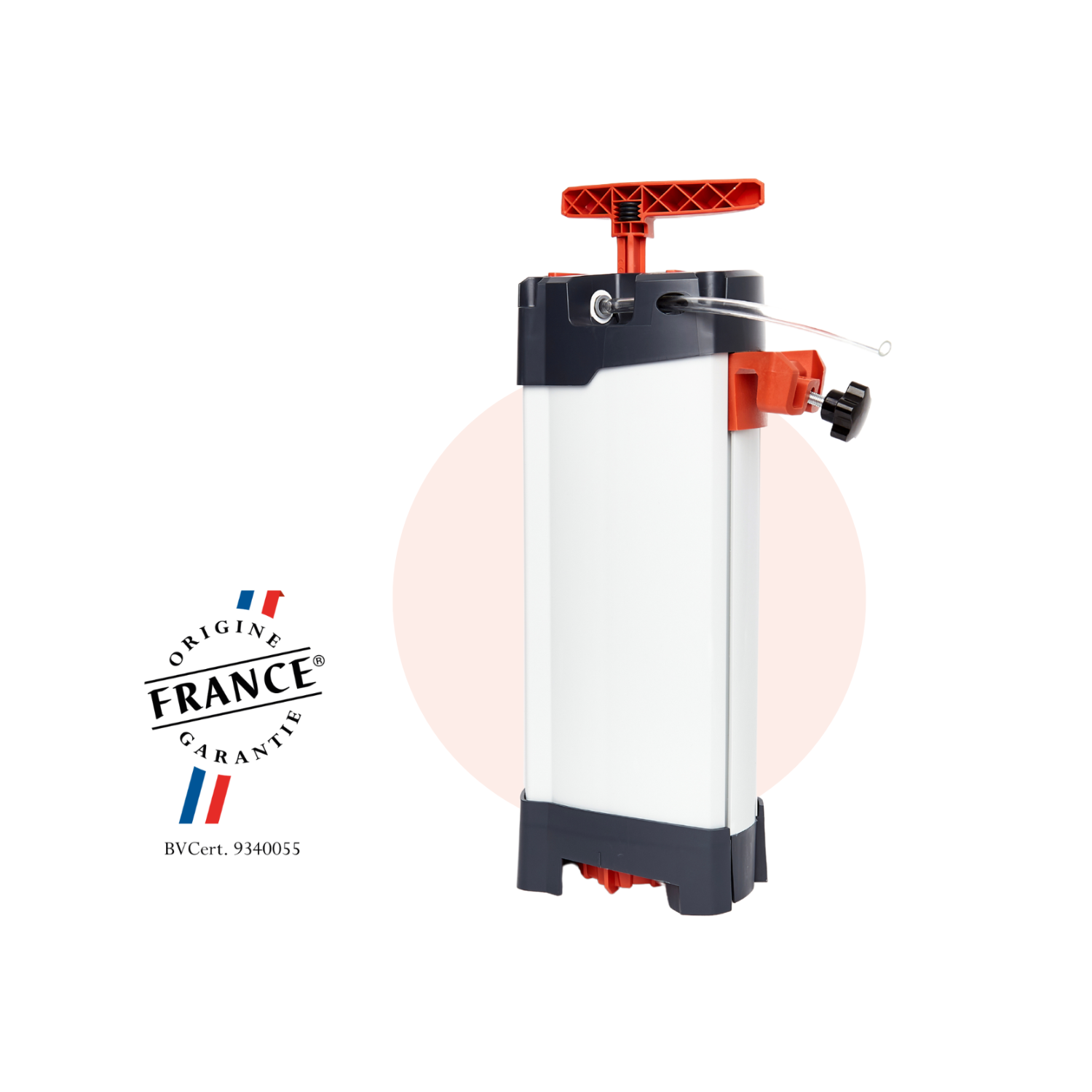 Un tube d'aspirateur à mucus médical blanc avec des détails en noir et rouge, posé sur un fond blanc avec un logo français "Origine France Garantie" en bas à gauche.