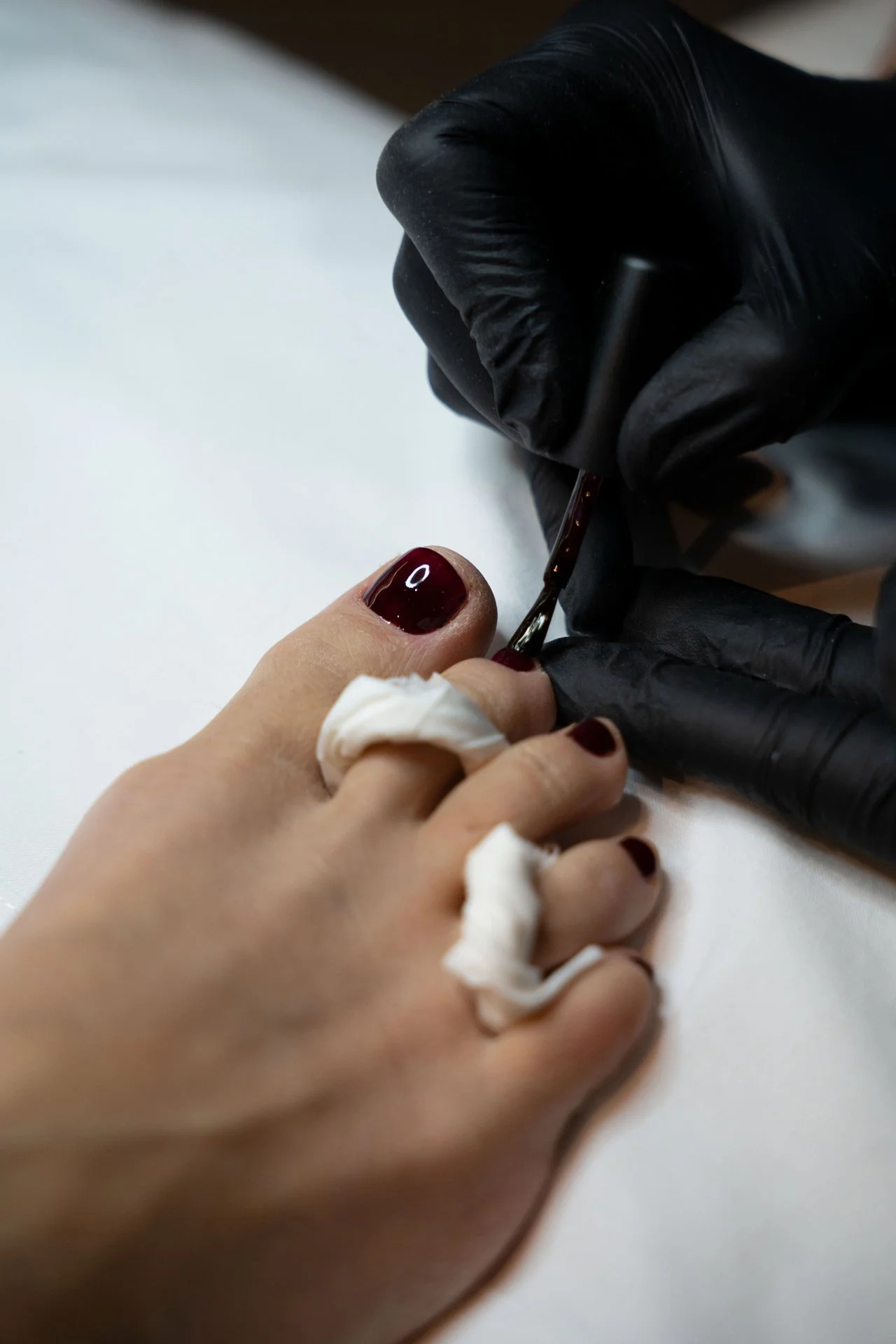 Una persona sta ricevendo una pedicure usando smalto.