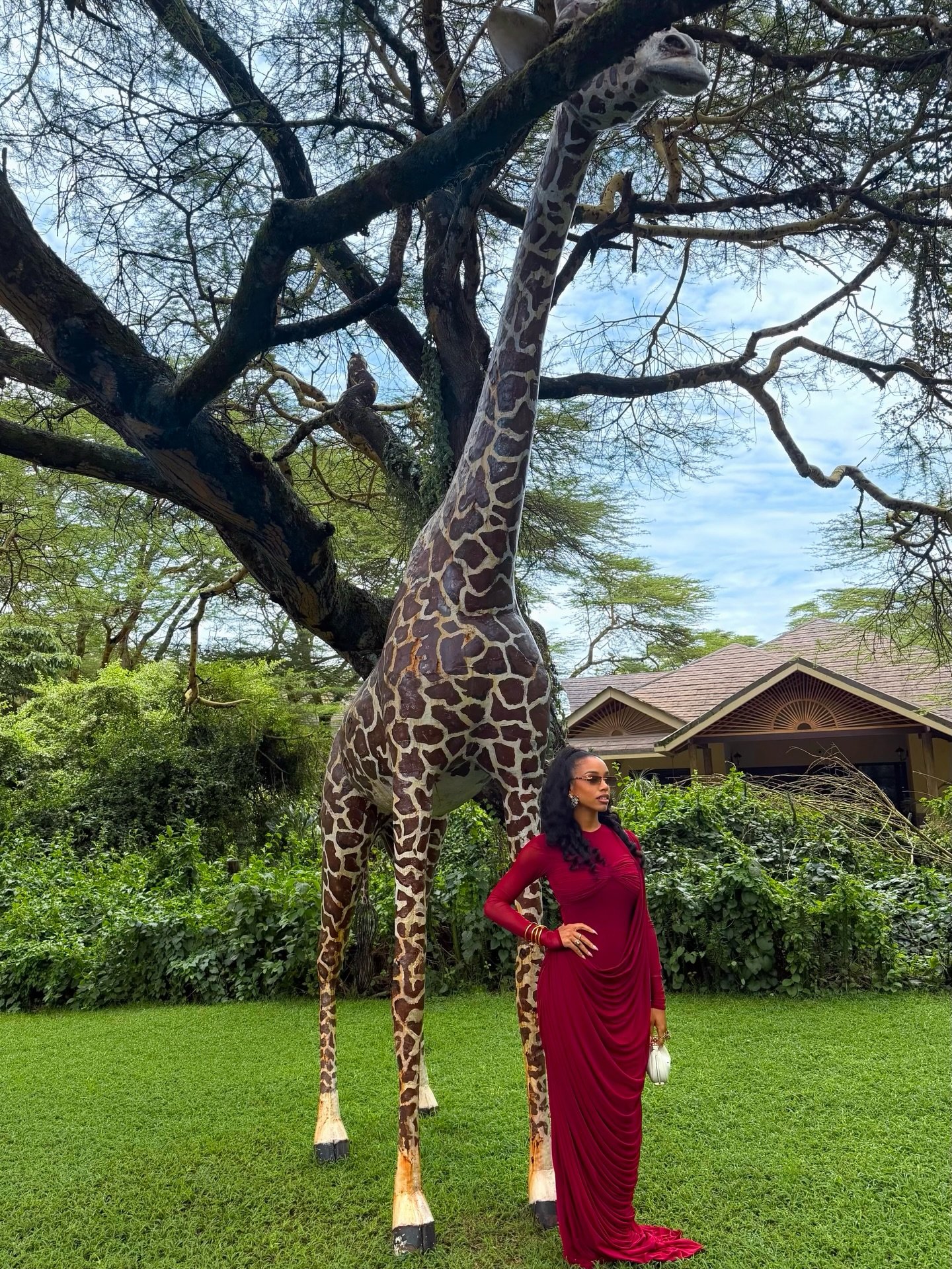 A force of nature. 😮&zwj;💨

PS. Don&rsquo;t let the tamed ones tell you how to live.

Dress: @ijebydazzy | @fashionhiveng
Earrings: @raya.jewellery 
Sunglasses: @felt_eyewear 
Bag: @fendi