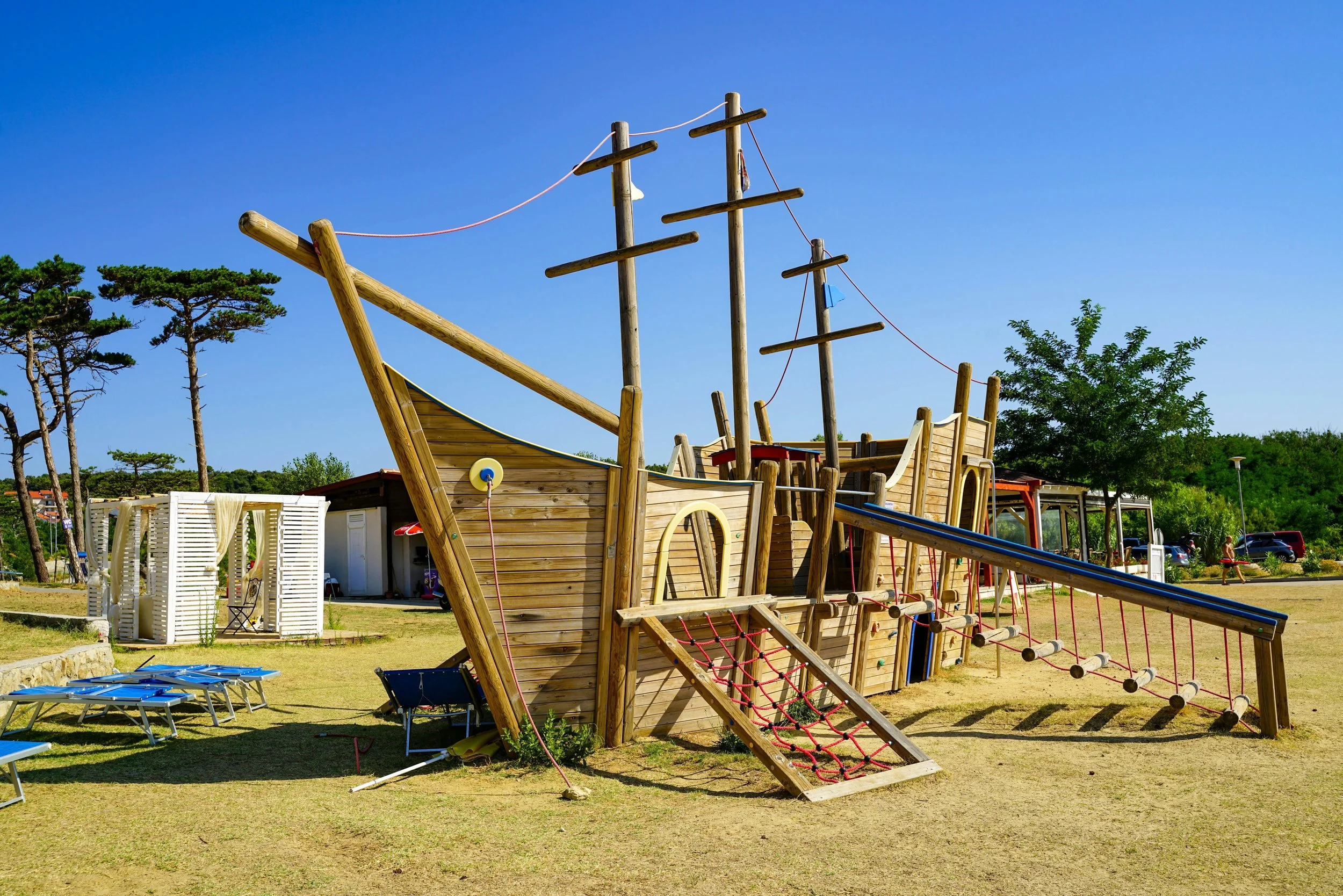 high ropes courses based in leeds West Yorkshire wire rope playground installation adventure course leeds assault courses biplane go ape outdoor adventure Hangfast Entre prises south west play climbing wall tru blu clip and climb truss installation 