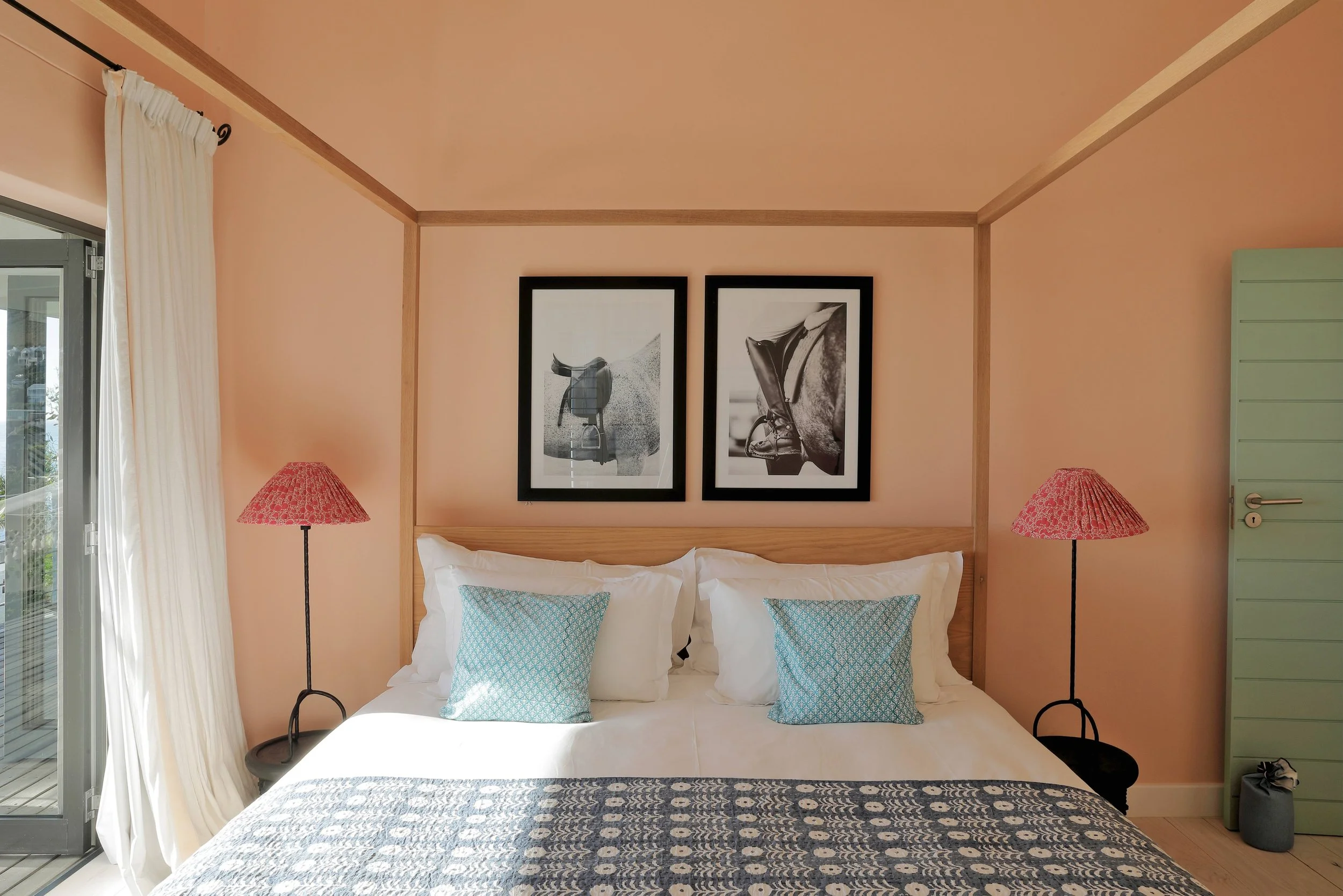 Relaxed coastal bedroom with natural textures, Llandudno Cape Town holiday home by Anja Lehne | Fabliving