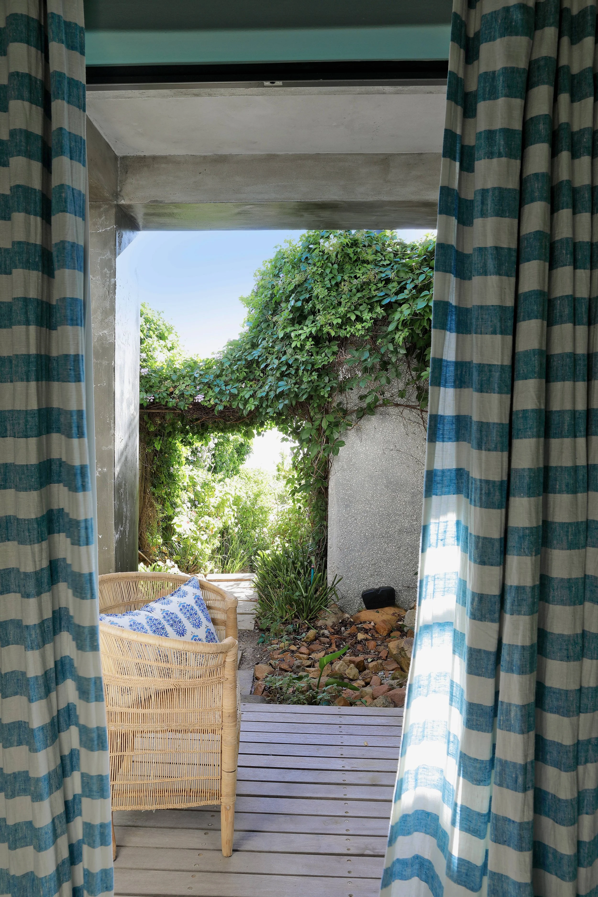 Relaxed coastal bedroom with natural textures, Llandudno Cape Town holiday home by Anja Lehne | Fabliving