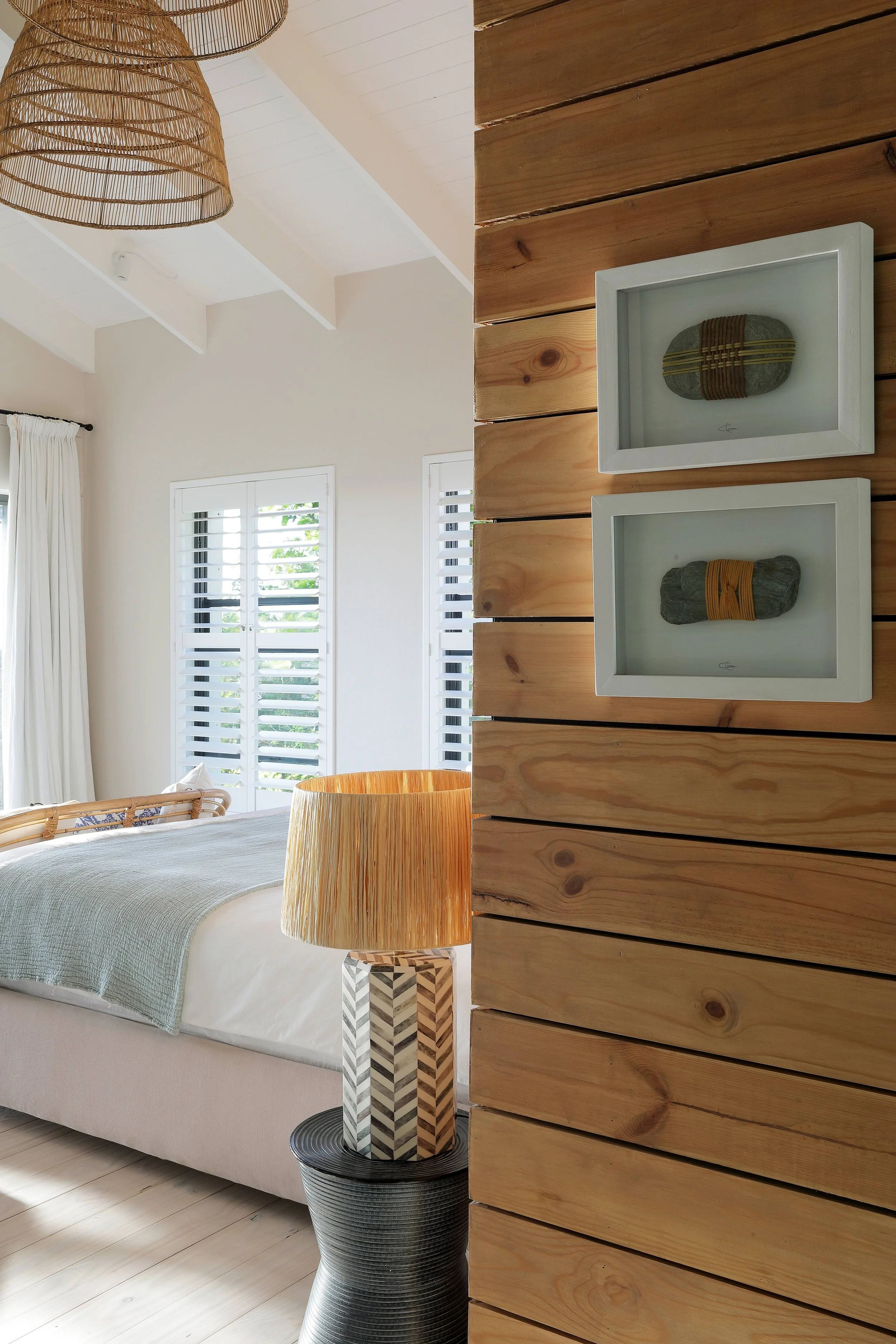 Relaxed coastal bedroom with natural textures, Llandudno Cape Town holiday home by Anja Lehne | Fabliving