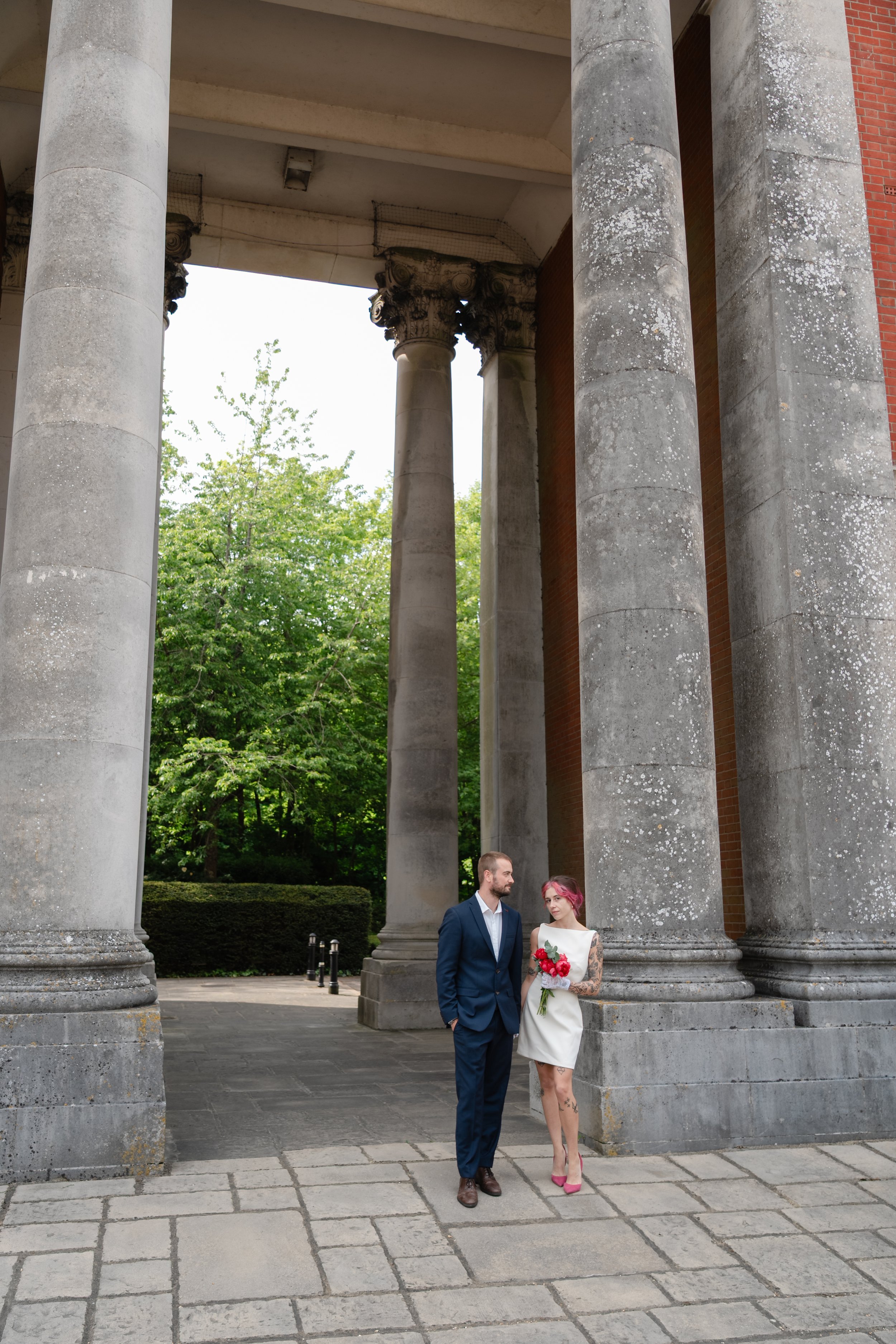 winchester-wedding-photographer-couple-classical-colonnade.jpg