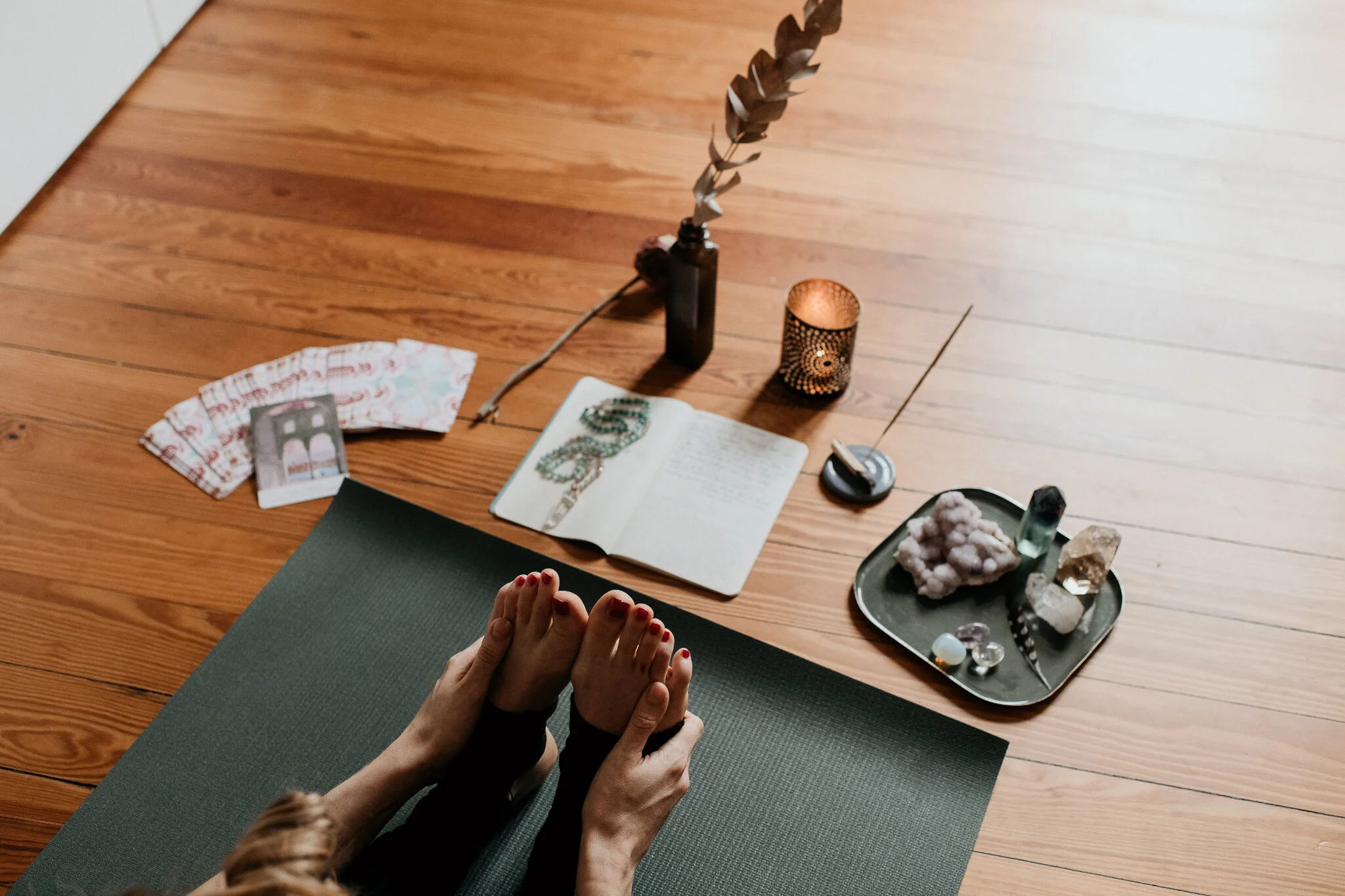 ONLINE Yoga im Wohnzimmer: 7 Tipps für die nährende Praxis zuhause 