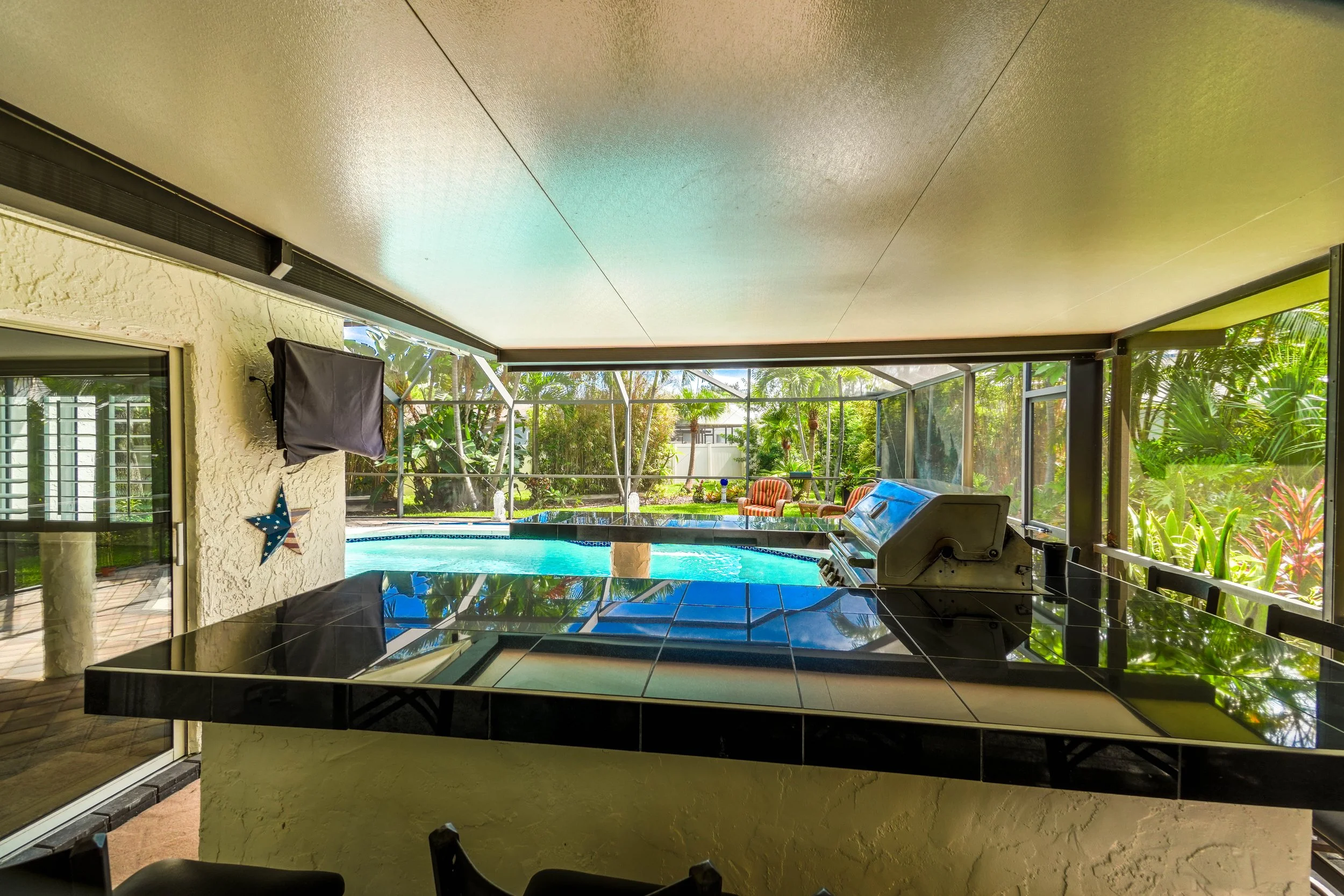 patio with bar (1 of 1).jpg