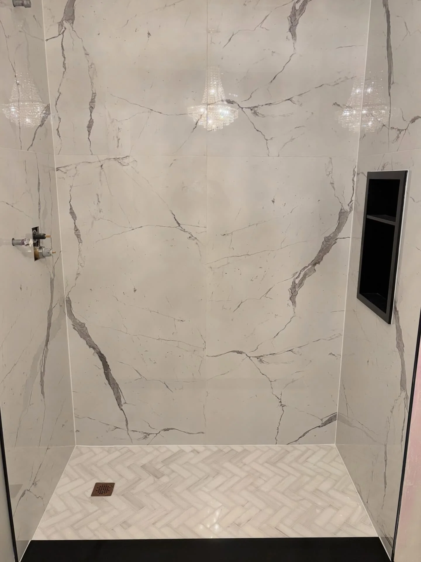 Thinking about upgrading your bathroom? ✨
Clean, precise installs that last.

DM for more info 📩

#HamiltonON #NiagaraRegion #HaldimandCounty #OntarioContractor #FlooringInstallation