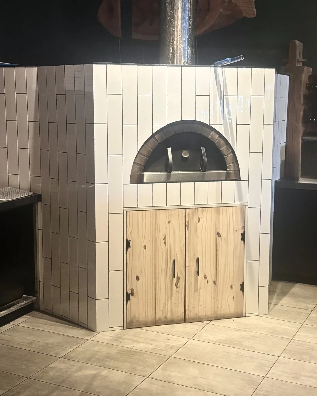 Who&rsquo;s hungry for pizza? 👀🍕

White subway tile around the pizza oven, 8x8 tile at the bar, and a herringbone vinyl plank flowing through the dining area&mdash;built to last with a clean, timeless finish.

Check it out for yourself at @sassopiz