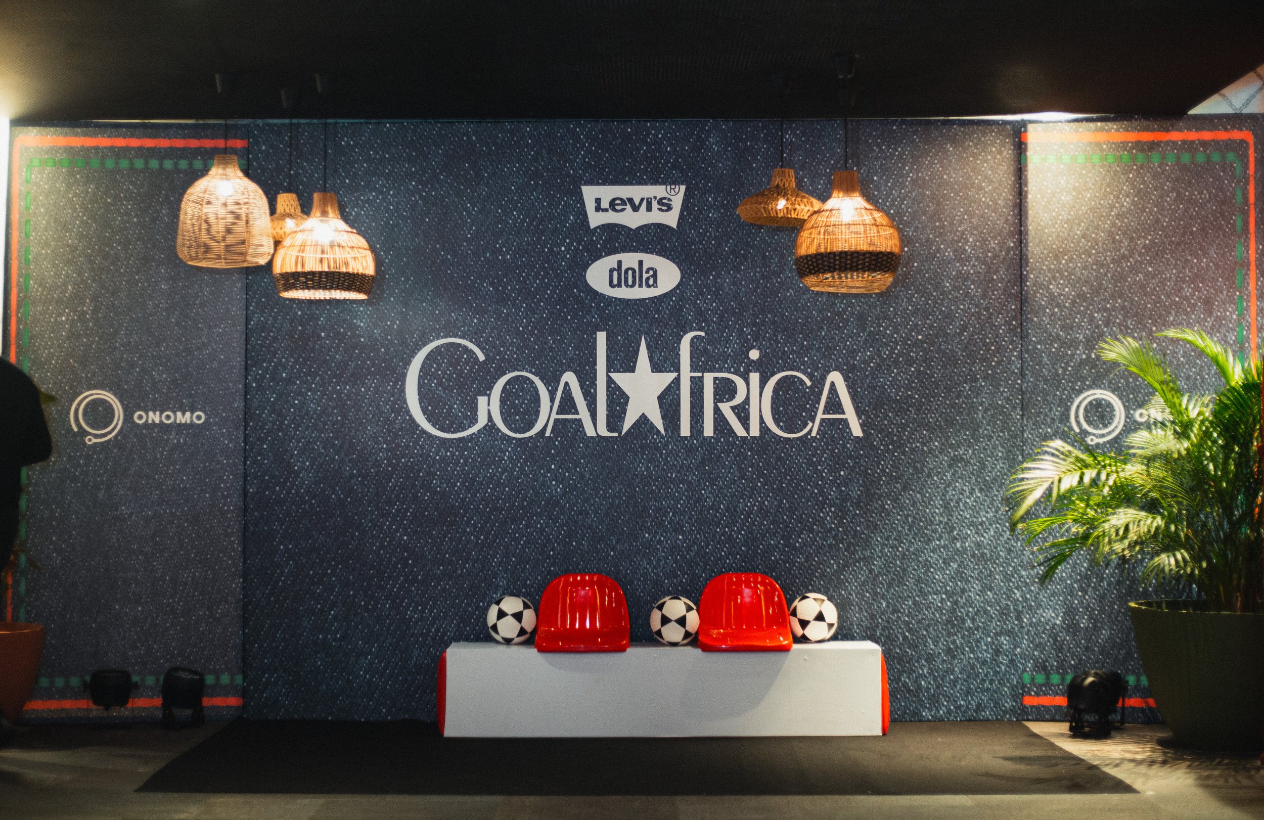 Levis x Dola