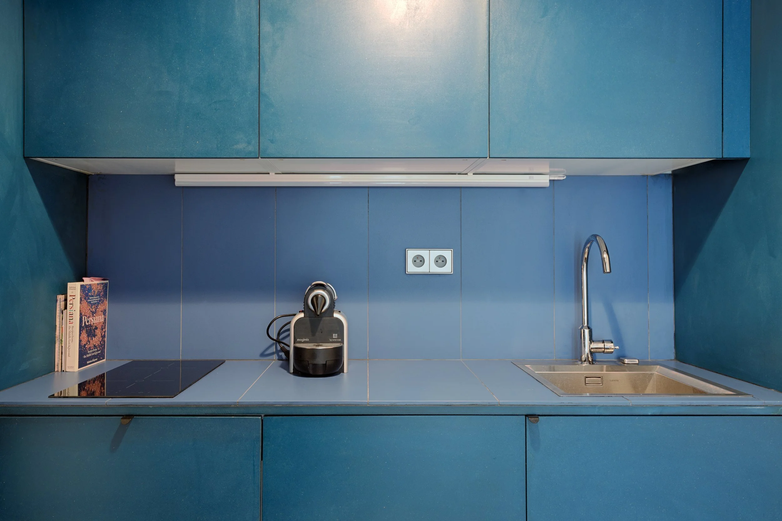 Cuisine bleue d'un loft en bordure du Marais