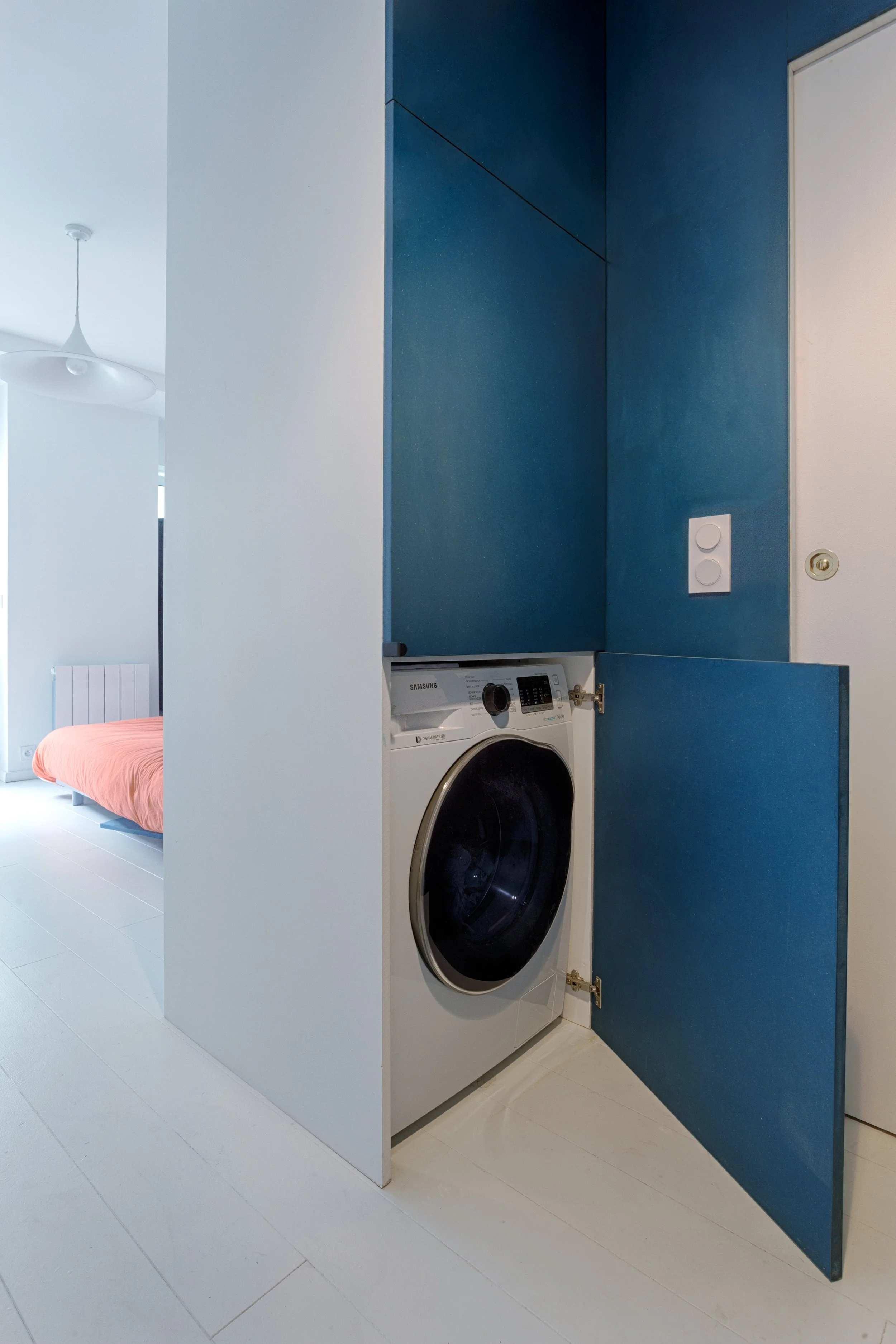 Colonne lave-linge et rangements d'un loft en bordure du Marais