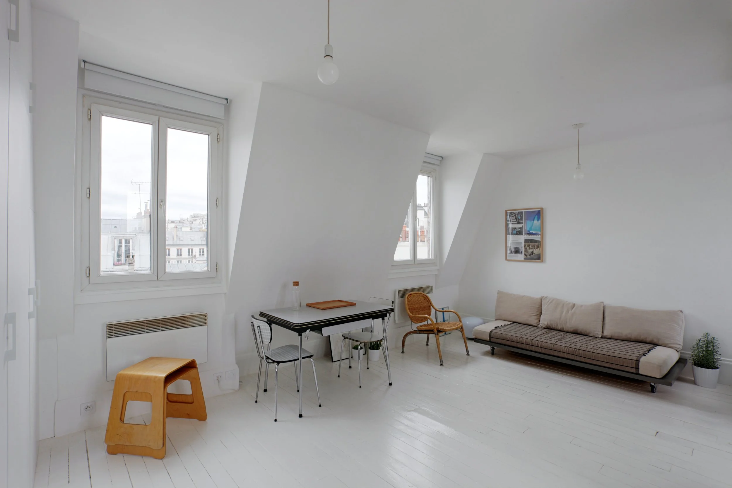 Pièce de vie d'un loft au dernier étage d'un immeuble des Bâtignolles