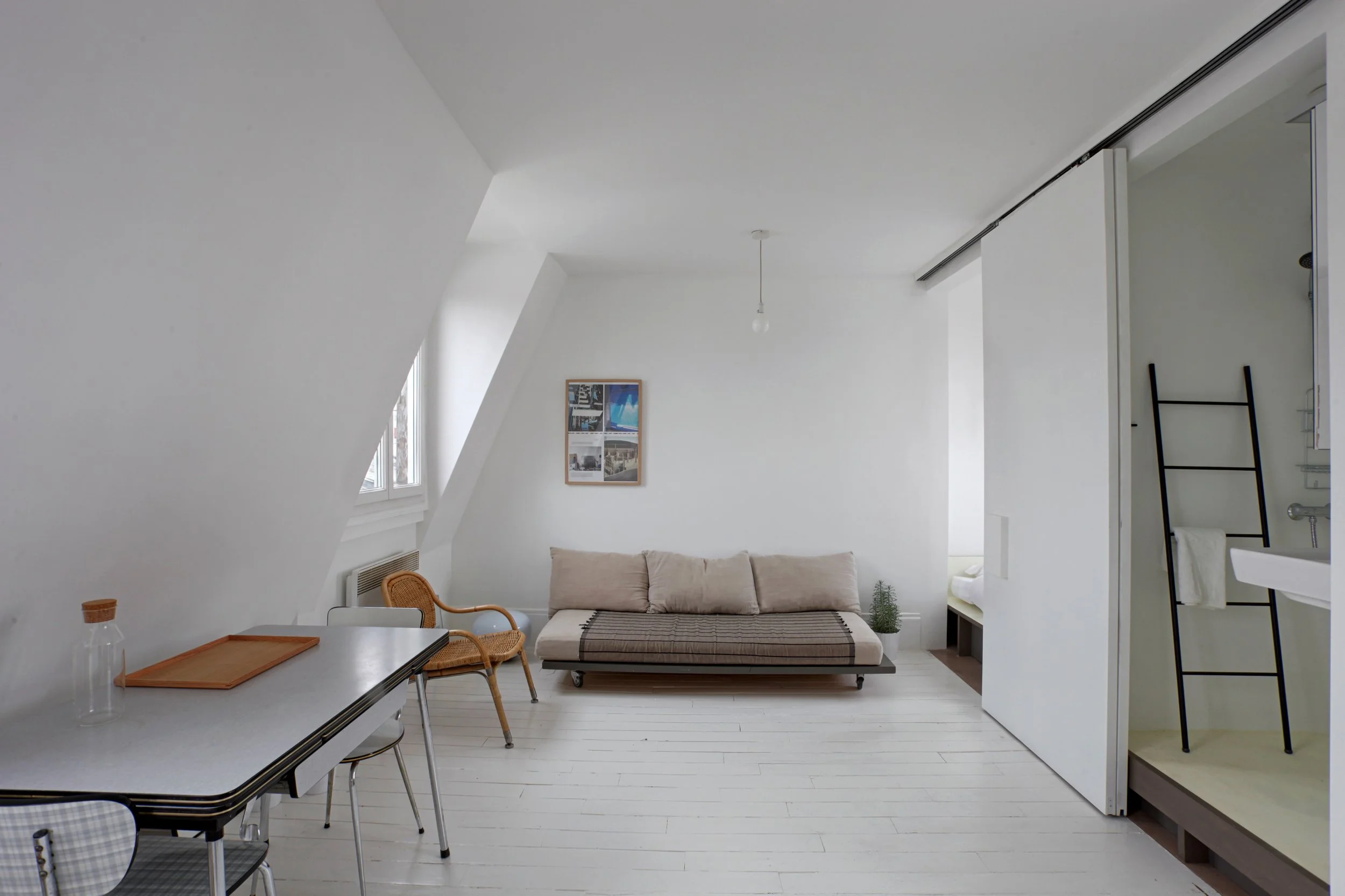Vue sur la salle d'eau d'un loft au dernier étage d'un immeuble des Bâtignolles
