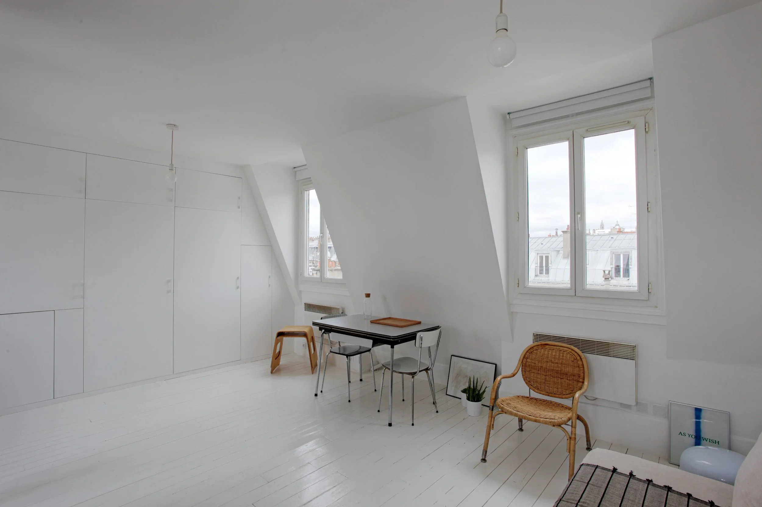 Placard-penderie sur mesure d'un loft au dernier étage d'un immeuble des Bâtignolles