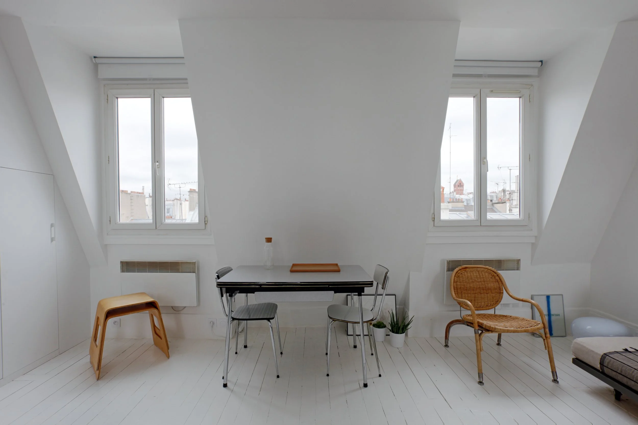 Coin repas d'un loft au dernier étage d'un immeuble des Bâtignolles