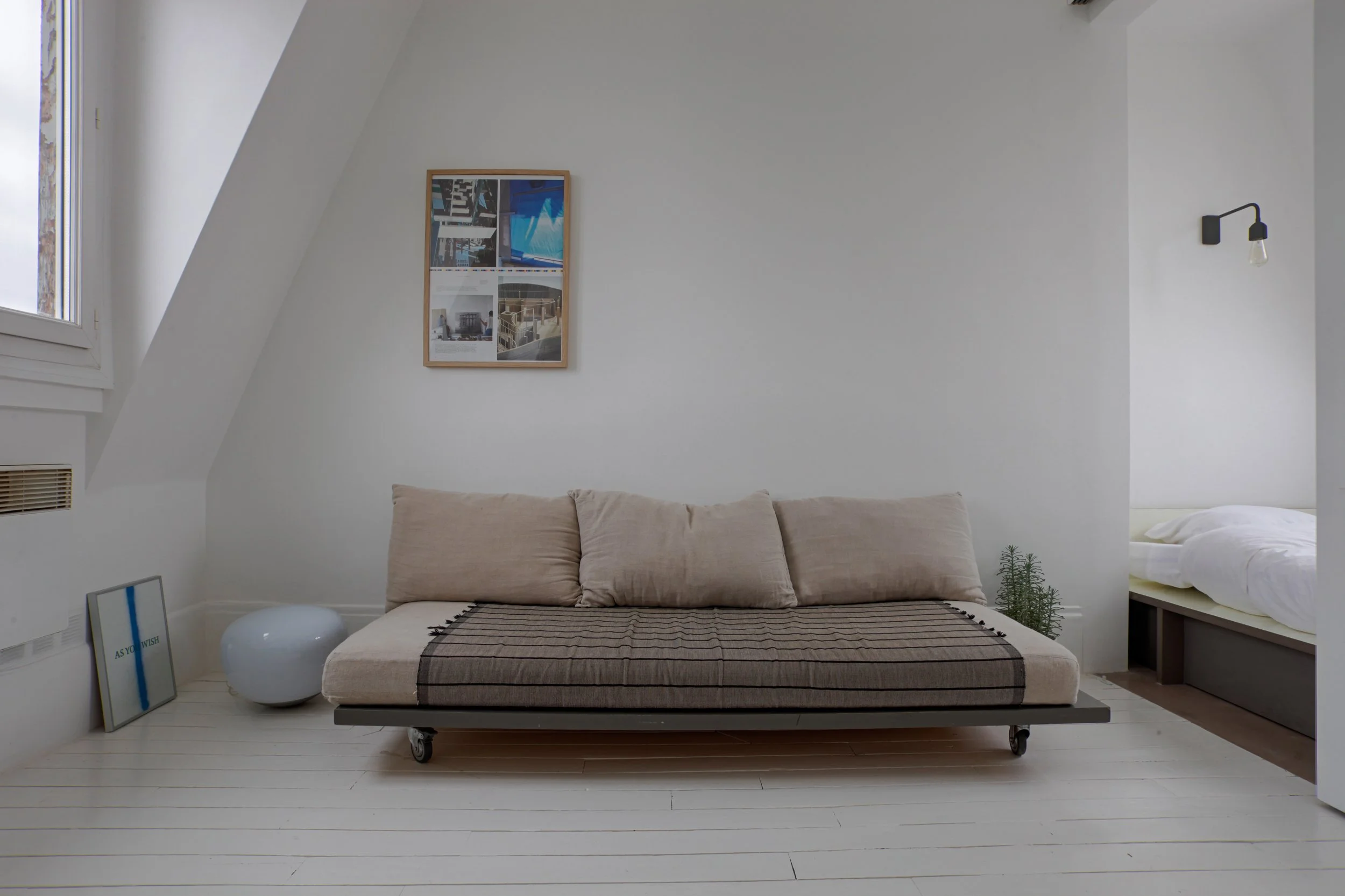 Coin salon d'un loft au dernier étage d'un immeuble des Bâtignolles