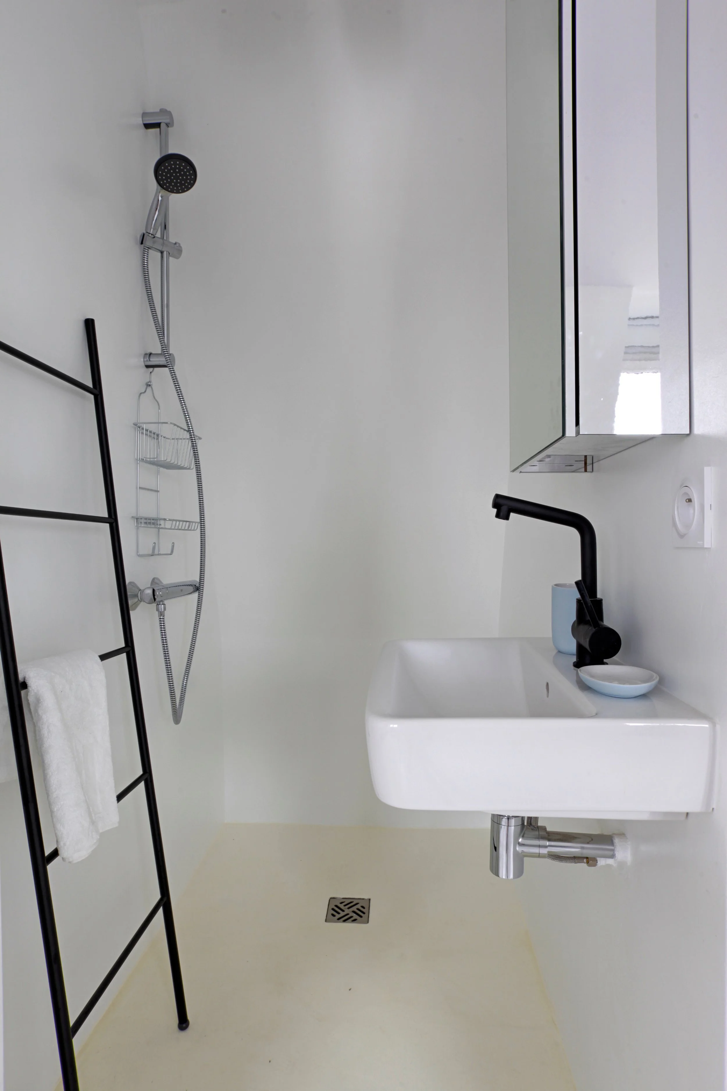 Coin salle d'eau d'un loft au dernier étage d'un immeuble des Bâtignolles