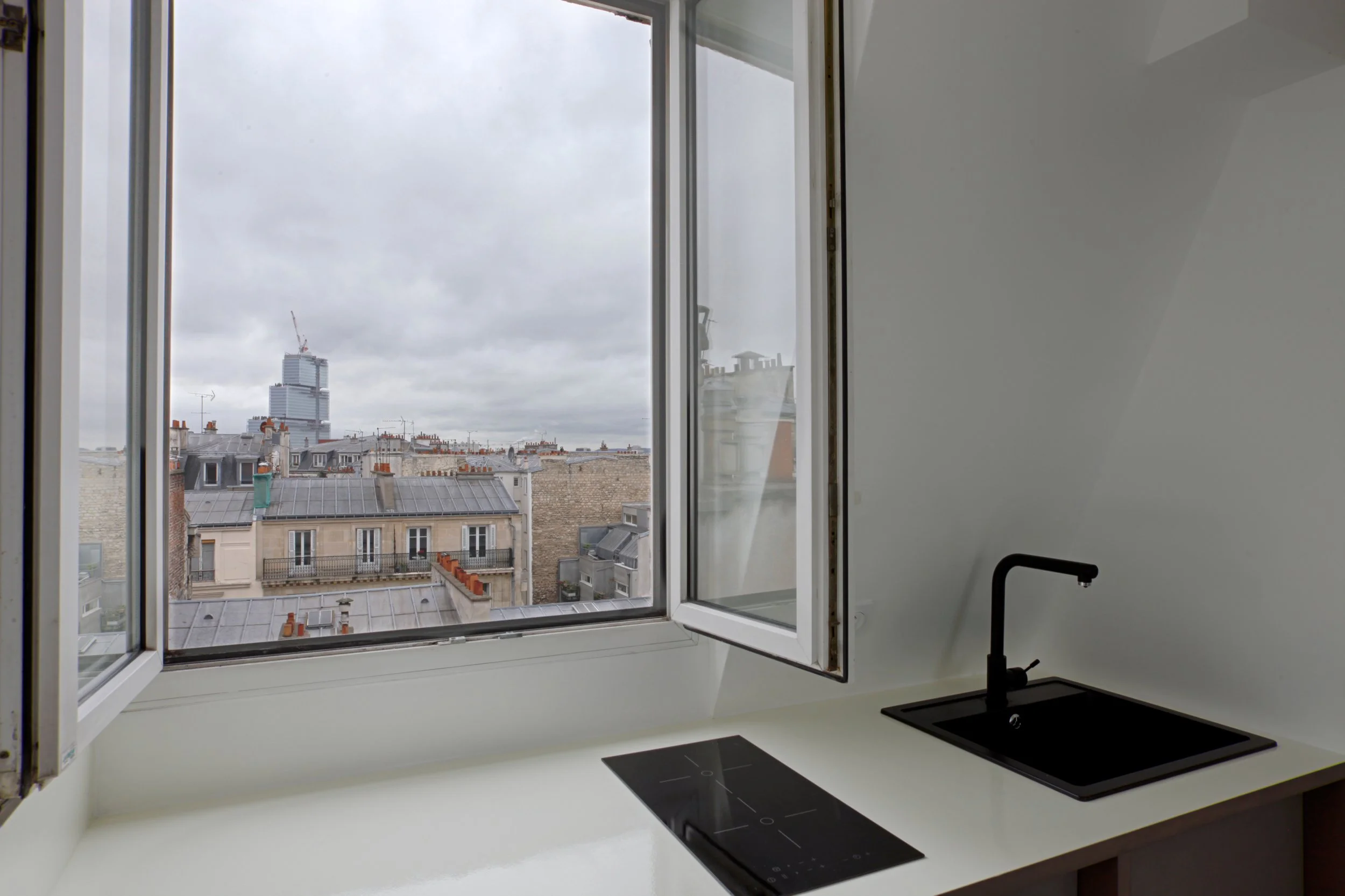 Vue sur le tribunal depuis la cuisine d'un loft au dernier étage d'un immeuble des Bâtignolles