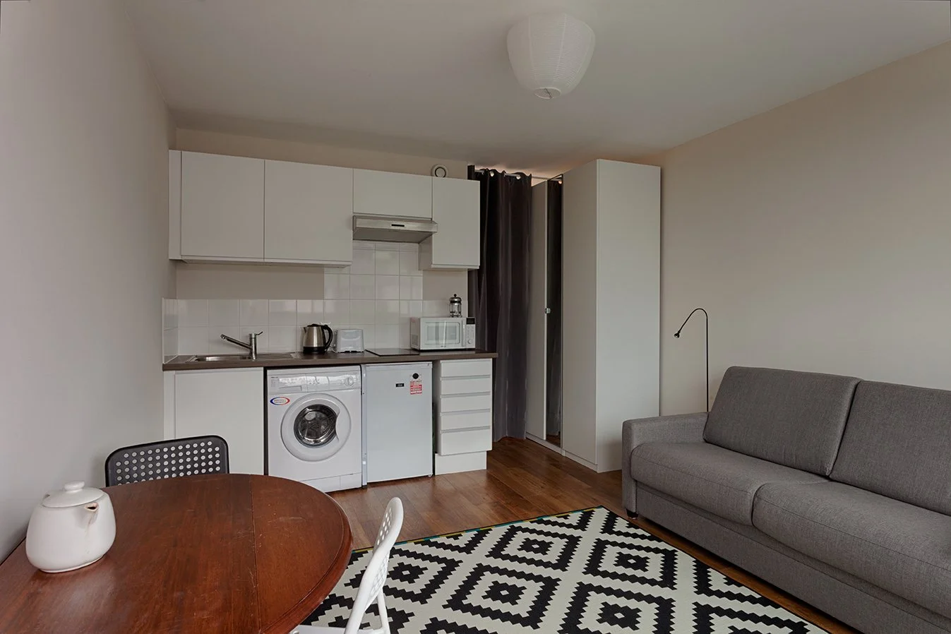 Pièce de vie avec cuisine d'un studio avec terrasse à proximité de Saint-Ambroise