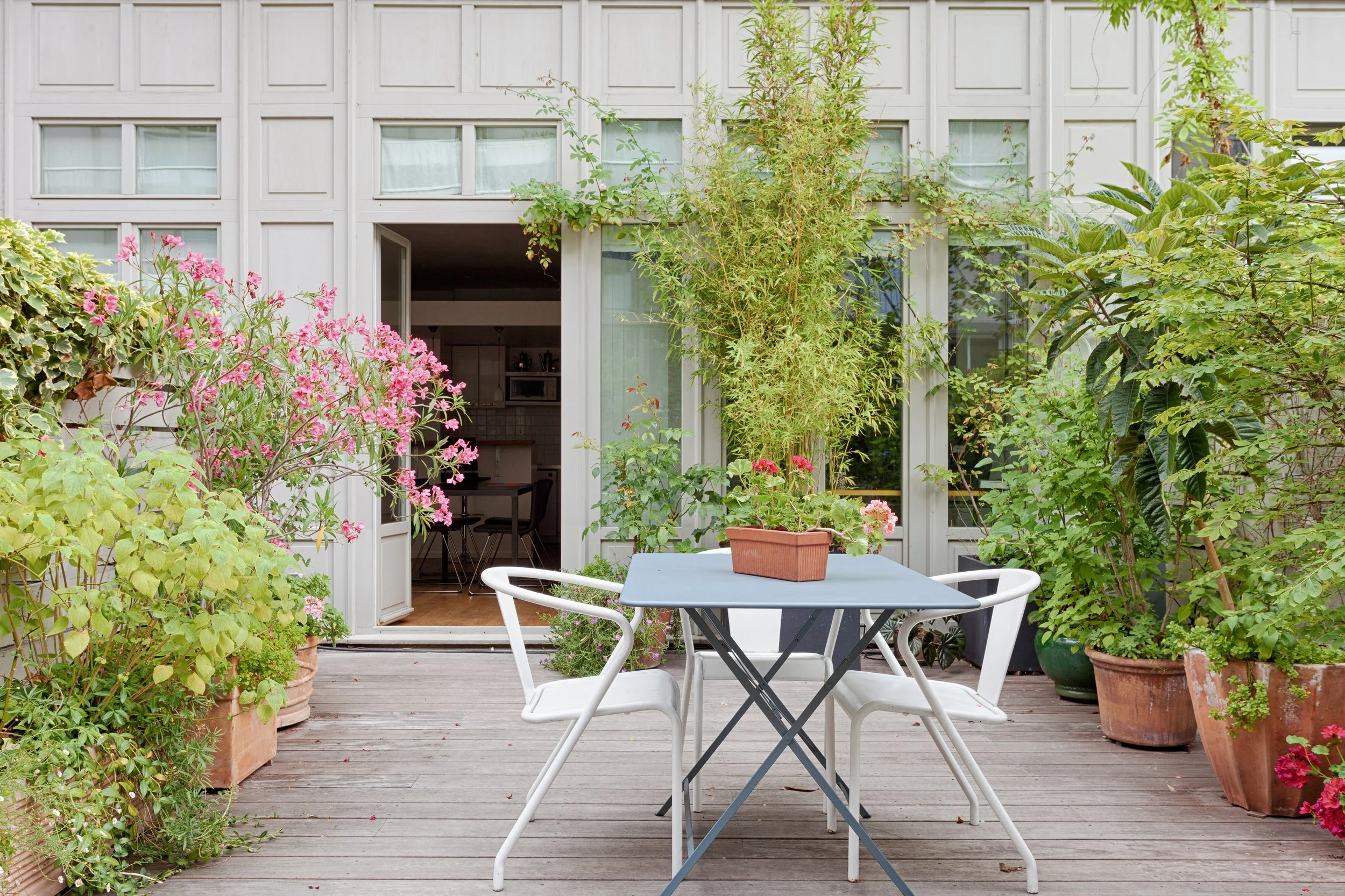 Terrasse fleurie et ensoleillée d'un loft situé en bordure du Marais