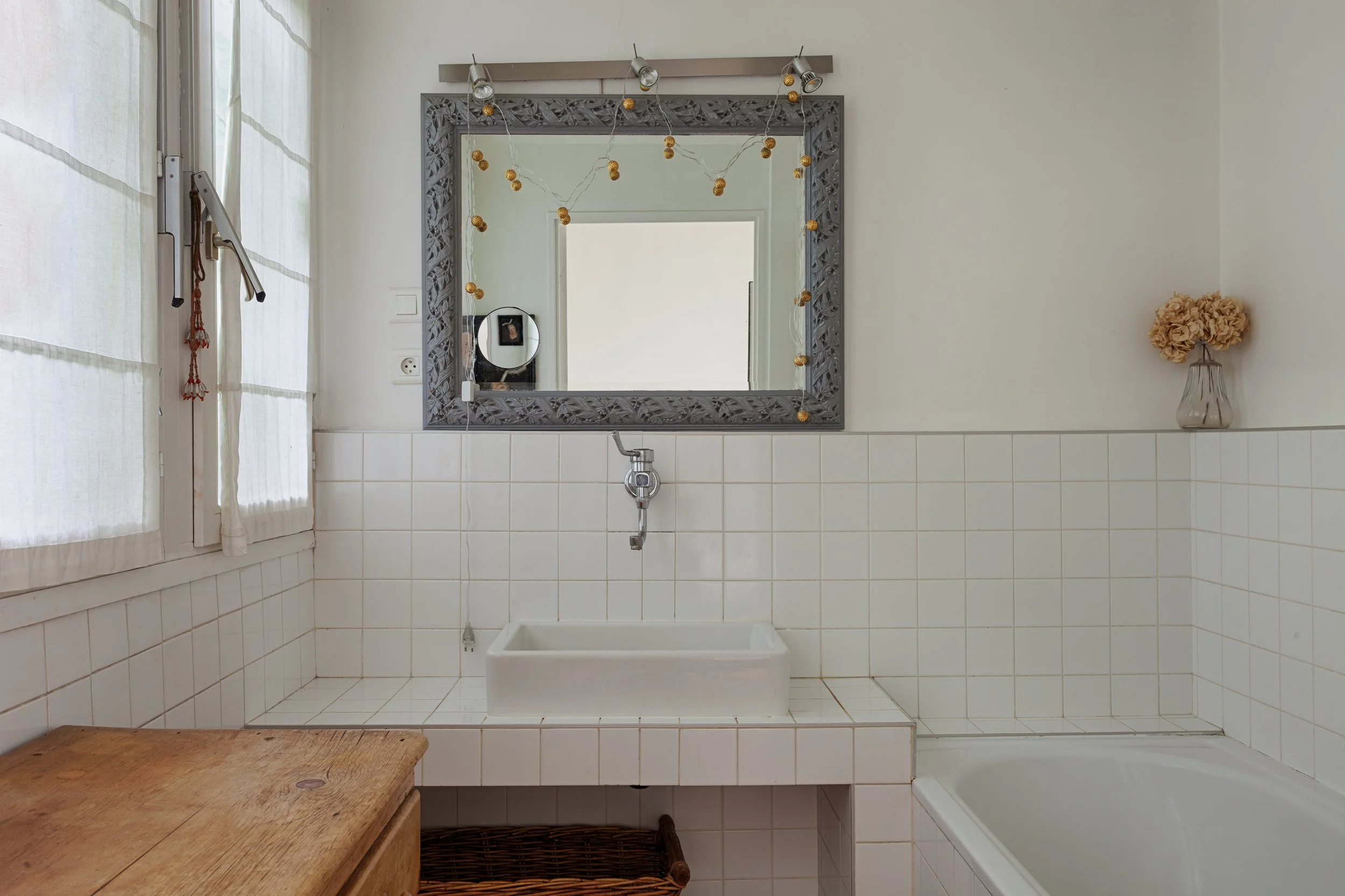 Salle de bain en suite de la chambre parentale d'un loft avec terrasse en bordure du Marais